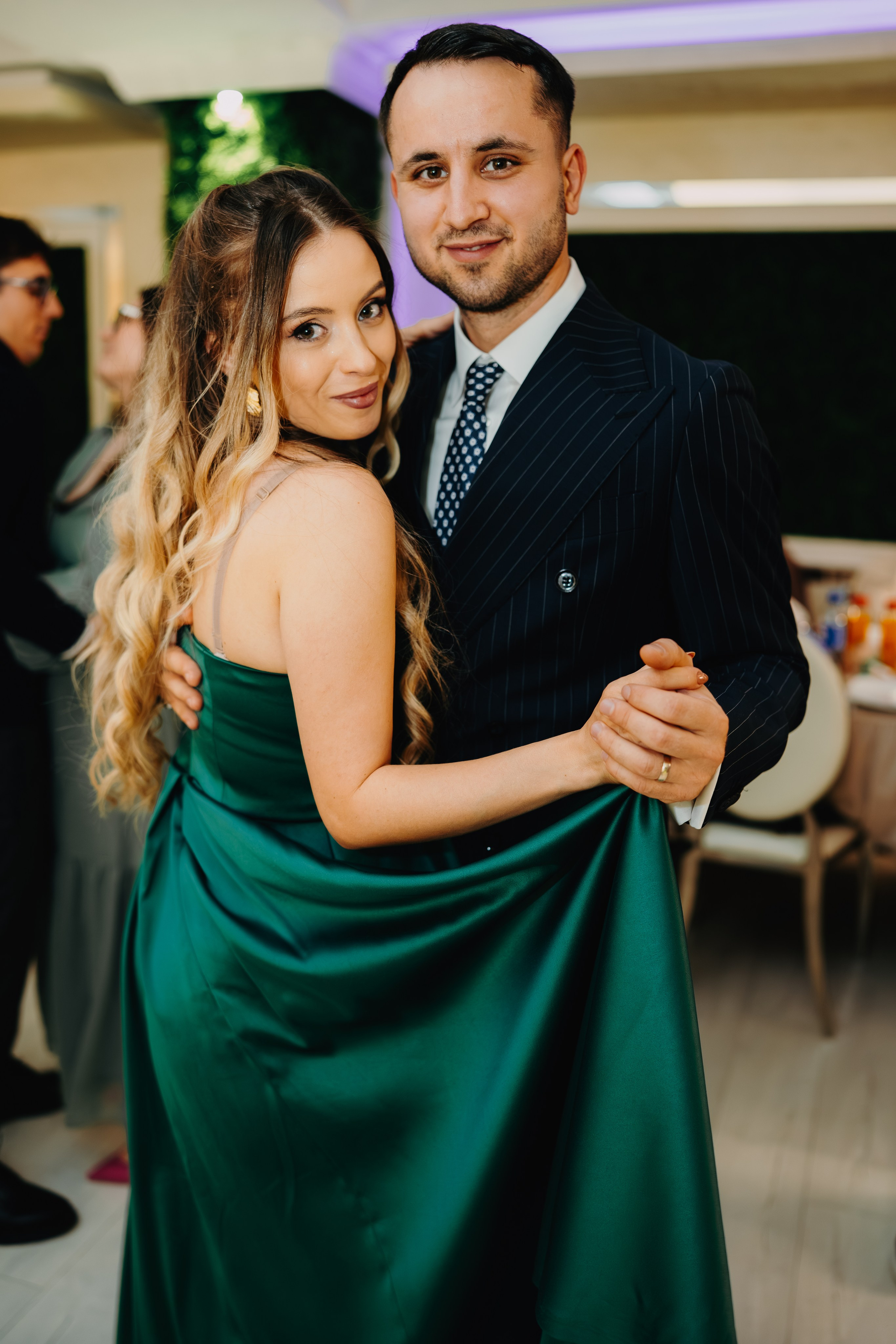 Părinții lui Arthur Mihail dansează împreună pe ringul de dans de la petrecerea de botez din Restaurantul Monden, Bârlad. Un moment de relaxare, bucurie intimă și complicitate după emoțiile și solemnitatea ceremoniei, reflectând fericirea unei zuni pline.