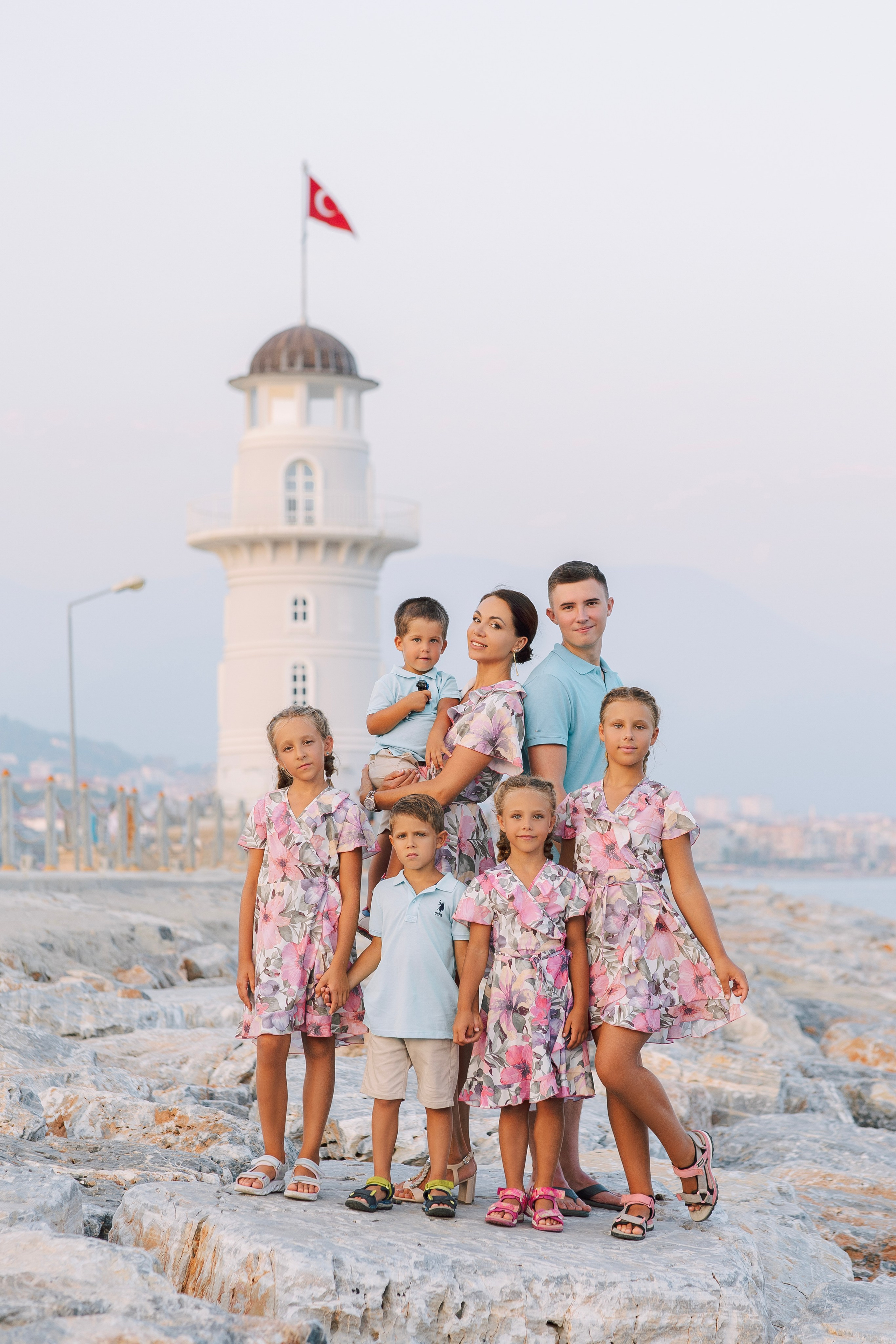 Фотограф в Алания. Фотосессия для большой и нарядной семьи в порту Аланьи.Семейная съемка в порту. Морская прогулка для всей семьи. Фотограф в Алании в Турции, Аланья, Сиде, Белек, Анталия, Кемер, Конаклы, Окурджалар. Фотосъемки в Алании. Фотосессия в Алания.Алсу Девели