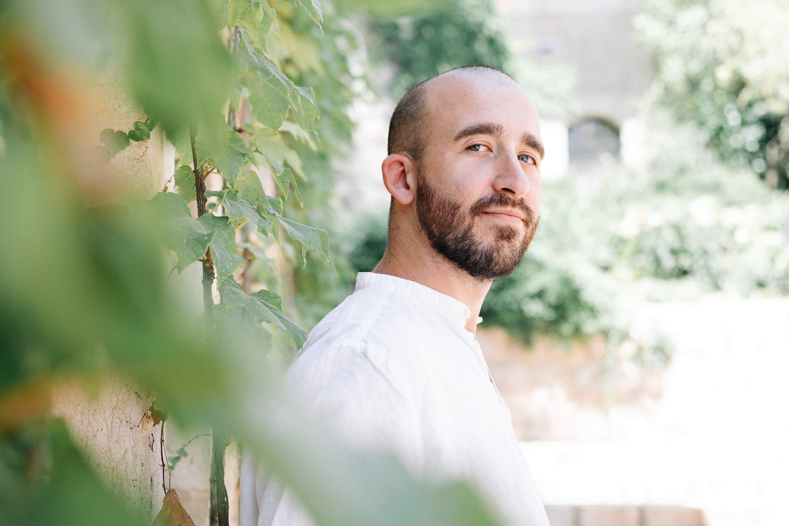 A MONTH AFTER THE WEDDING (morning). PHOTOGRAPHER IN ISRAEL