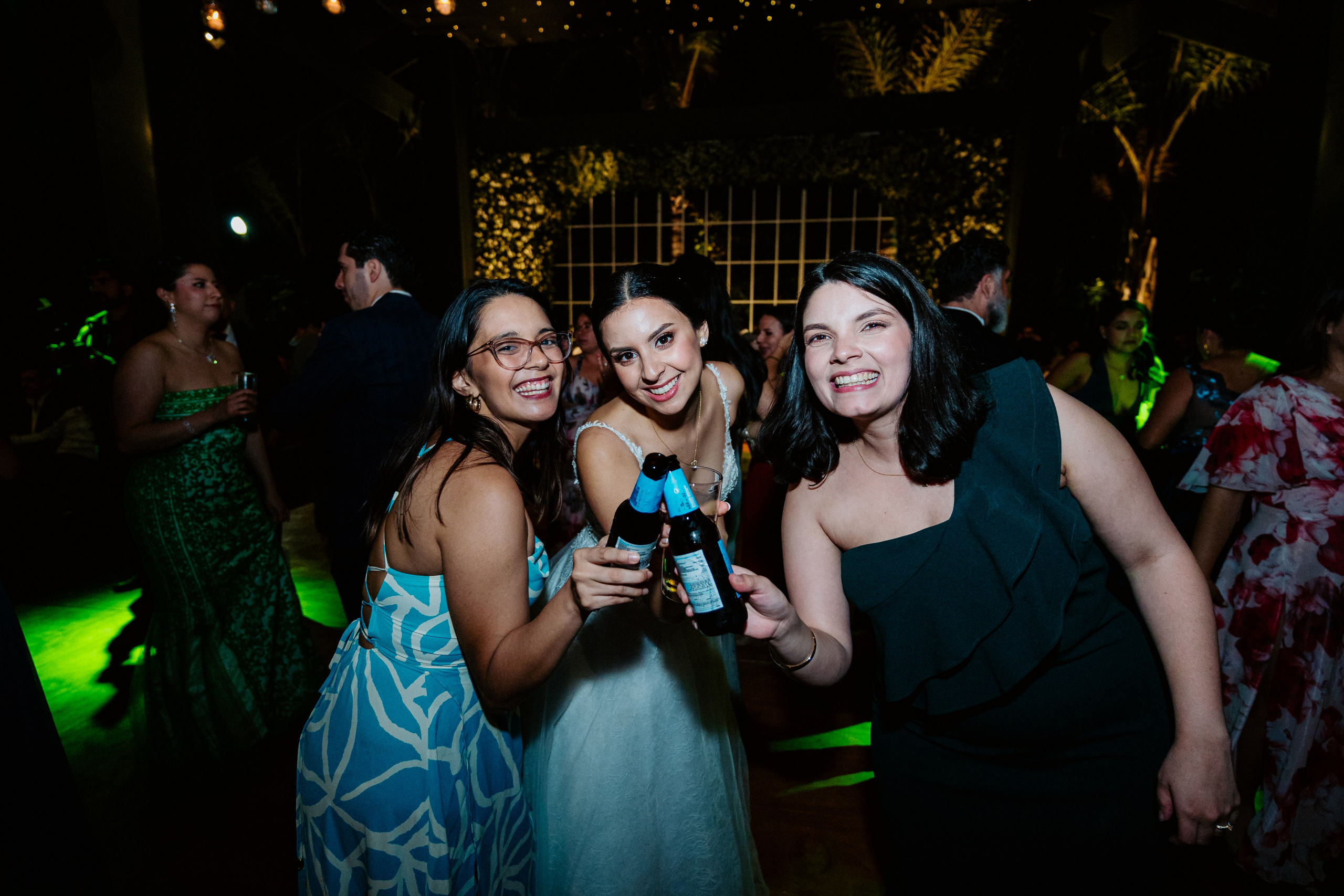 Un vistazo a la fiesta. Fotógrafo de Bodas en Lima | Ronhy Altamirano. Fotografía narrativa y cinematográfica para bodas, quinceañeras y eventos exclusivos