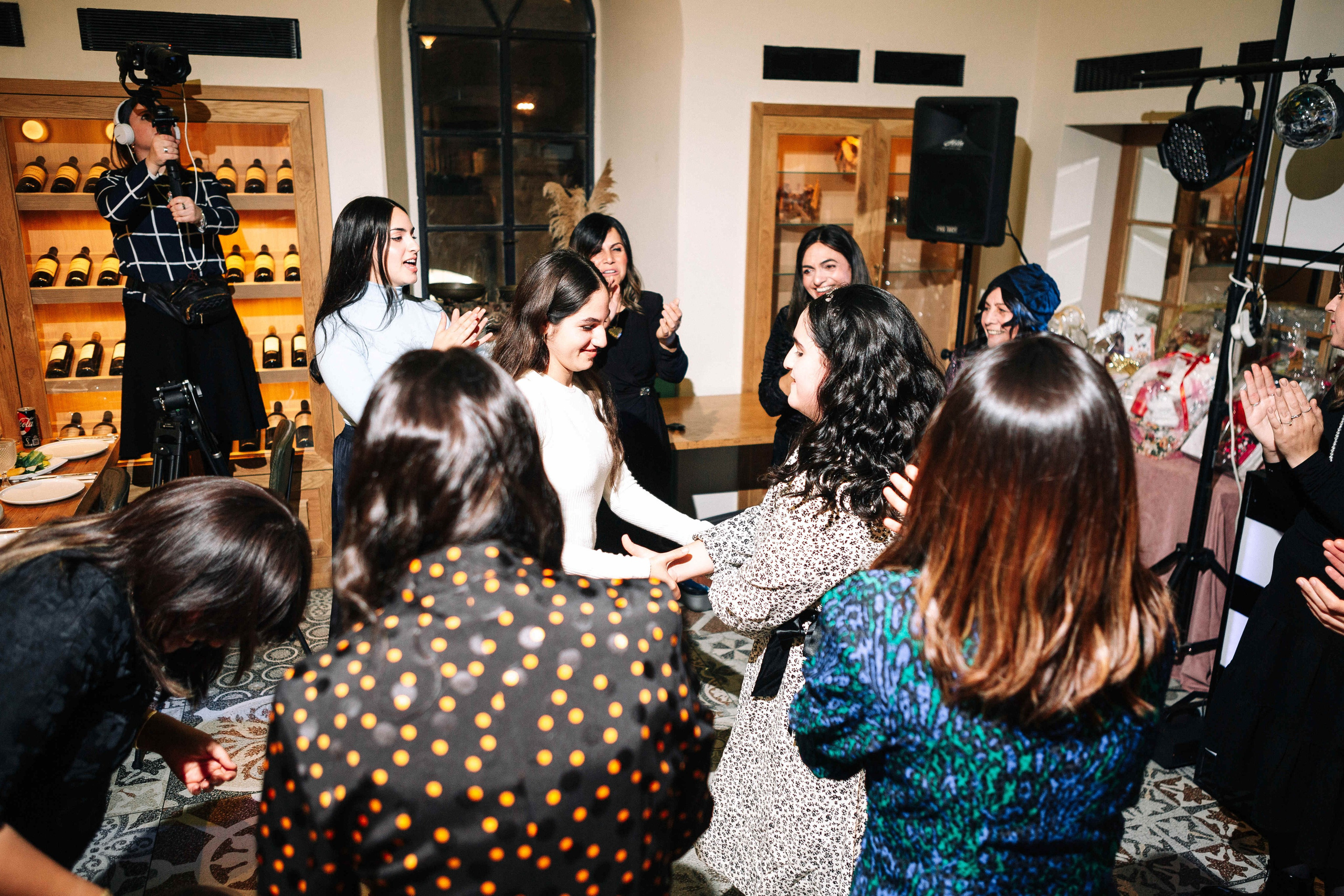 PARTY IN A RESTAURANT WITH THE WHOLE FAMILY. Https://shi-photo.com/