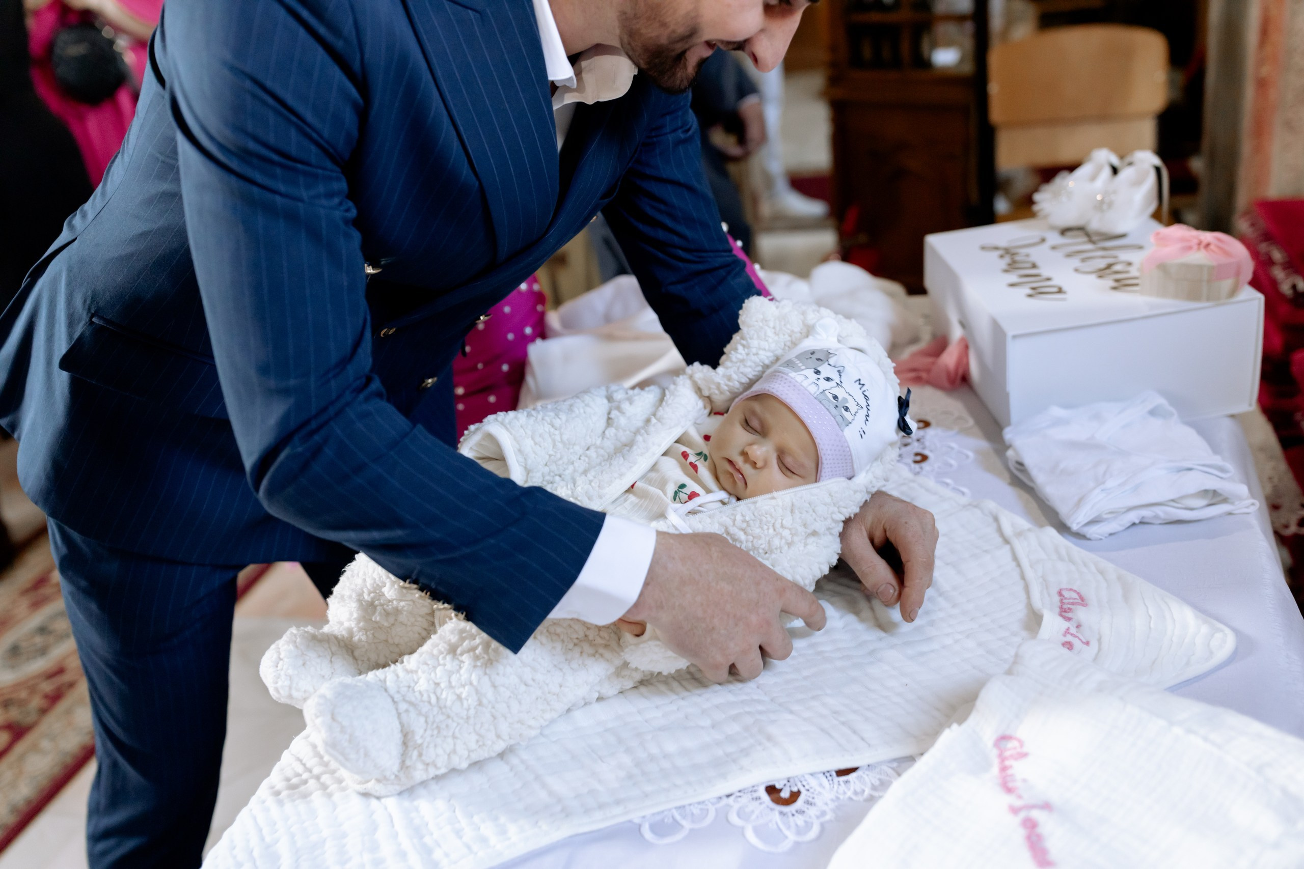 fotograf botez Miruna Parascheva, fotografie botez Botoșani, fotograf Alin Chirilă, amintiri botez, fotografii botez, botez Miruna Parascheva, fotograf copii, fotografie botez în Botoșani-alt="botez Miruna Parascheva, fotografie botez Alin Chirilă, amintiri botez, fotografii emoționante botez Botoșani"-- fotografii-botez-bebelus- amintiri-botez-micuț- moment-sfânt-crestinare- fotografie-emotionanta-botez- detalii-botez-bebelusi- parinti-fericiti-la-botez- fotograf-botez-profesionist- botez-in-biserica-ortodoxa- micuț-botezat-cu-emoție- zâmbete-și-lacrimi-la-botez- bebeluș-la-cristelniță- decor-botez-colorat- botez-cu-dragoste-și-credință- emotie-pura-la-botez- fotograf-botez-botosani- botez-iasi-suceava-fotograf- amintiri-nepretuite-botez