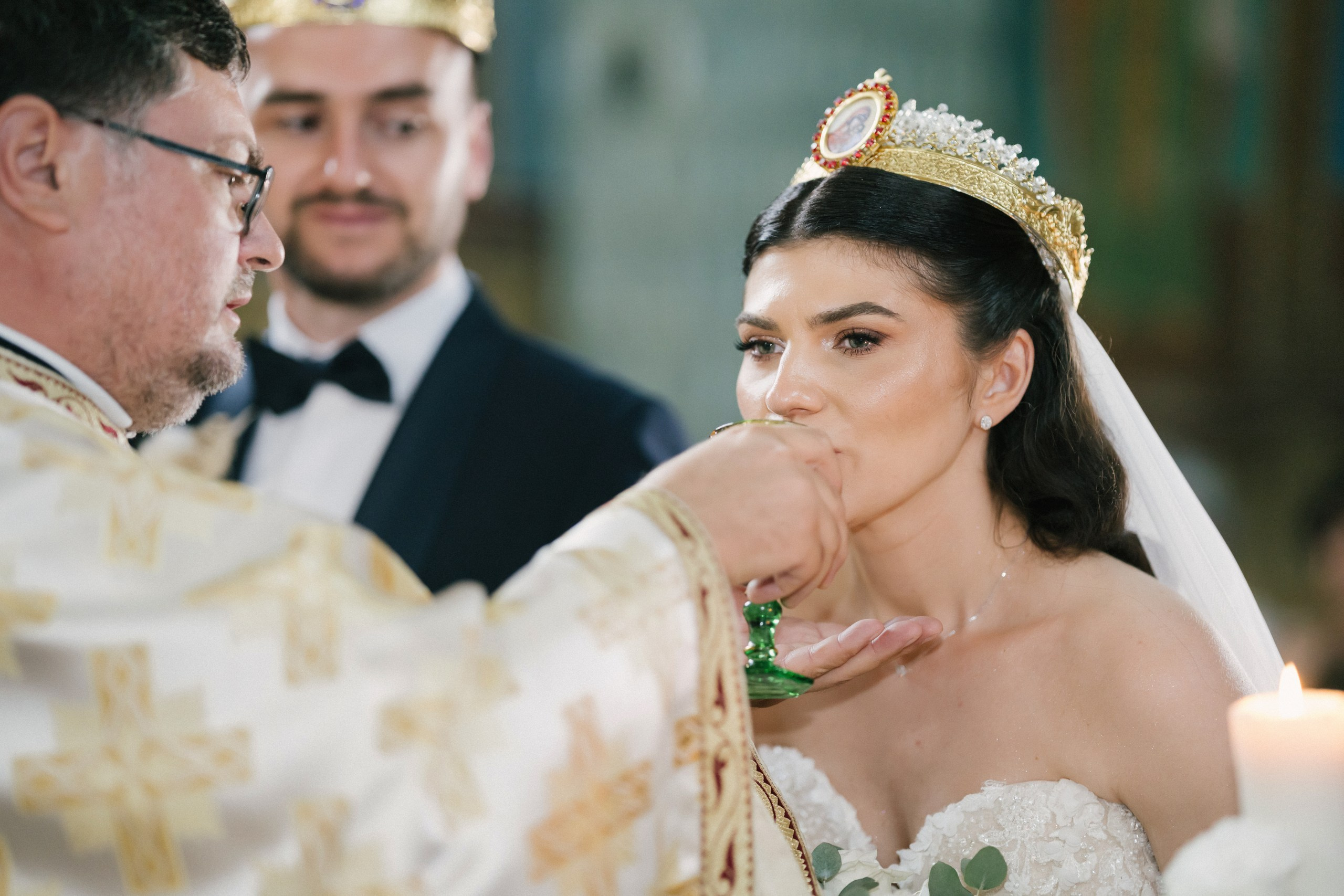 1. Mireasa Adriana în timpul pregătirilor de nuntă în Tudora Botoșani2. Costumul mirelui Ionuț fotografiat artistic în ziua nunții3. Prietenii mirelui la tradițiile de nuntă în Tudora4. Bărbieritul mirelui în cadrul obiceiurilor tradiționale de nuntă5. Fotografii de familie la biserică în ziua nunții6. Portret de familie cu mirii și copilul lor la nunta din Botoșani7. Primul dans al mirilor la Mariage Dor Baisa Botoșani8. Decor elegant de nuntă la Mariage Dor Baisa9. Emoții și tradiții la nunta din Tudora județul Botoșani10. Fotograf profesionist de nuntă în Botoșani surprinzând momente autentice - otograf-nunta-botosanifotograf-evenimente-botosanifotograf-profesionist-botosanifotograf-nunta-tudoranunta-tudora-botosanisedinta-foto-nunta-botosanipoze-nunta-botosanifotografii-nunta-tudorafotograf-cununie-religioasa-botosanibiserica-sfintii-imparati-constantin-si-elena-tudoramariage-dor-baisa-botosanirestaurant-nunta-botosanidansul-mirilor-mariage-dorpregatiri-mire-botosanipregatiri-mireasa-botosanitraditii-nunta-moldovaobiceiuri-nunta-tudorafotograf-familie-nunta-botosaniportret-miri-botosanigalerie-foto-nunta-botosanialbum-foto-nunta-botosaninunta-eleganta-botosaninunta-cu-traditii-botosanifotograf-premium-nunta-botosaniservicii-foto-video-botosanipoveste-de-nunta-botosanifotograf-documentar-nuntafotograf-natural-emotionalmiri-ionut-si-adriananunta-autentica-tudora -otograf-nunta-botosanifotograf-nunta-tudoranunta-tudora-botosanifotograf-evenimente-botosanifotograf-profesionist-botosaniservicii-foto-video-botosanigalerie-foto-nunta-botosanialbum-foto-nunta-botosani - nunta-autentica-botosaninunta-cu-traditii-botosanipoveste-de-nunta-botosanifotografii-emotionante-nuntamomente-autentice-nuntafotografie-documentara-nuntafotograf-natural-nunta- pregatiri-miri-tudorabiserica-tudora-botosanicununie-religioasa-tudoramariage-dor-baisa-botosanipetrecere-nunta-botosanivalsul-mirilor-botosani - alino-foto-studio-botosaniionut-si-adriana-nunta-tudorafotograf-alin-chirila-botosani