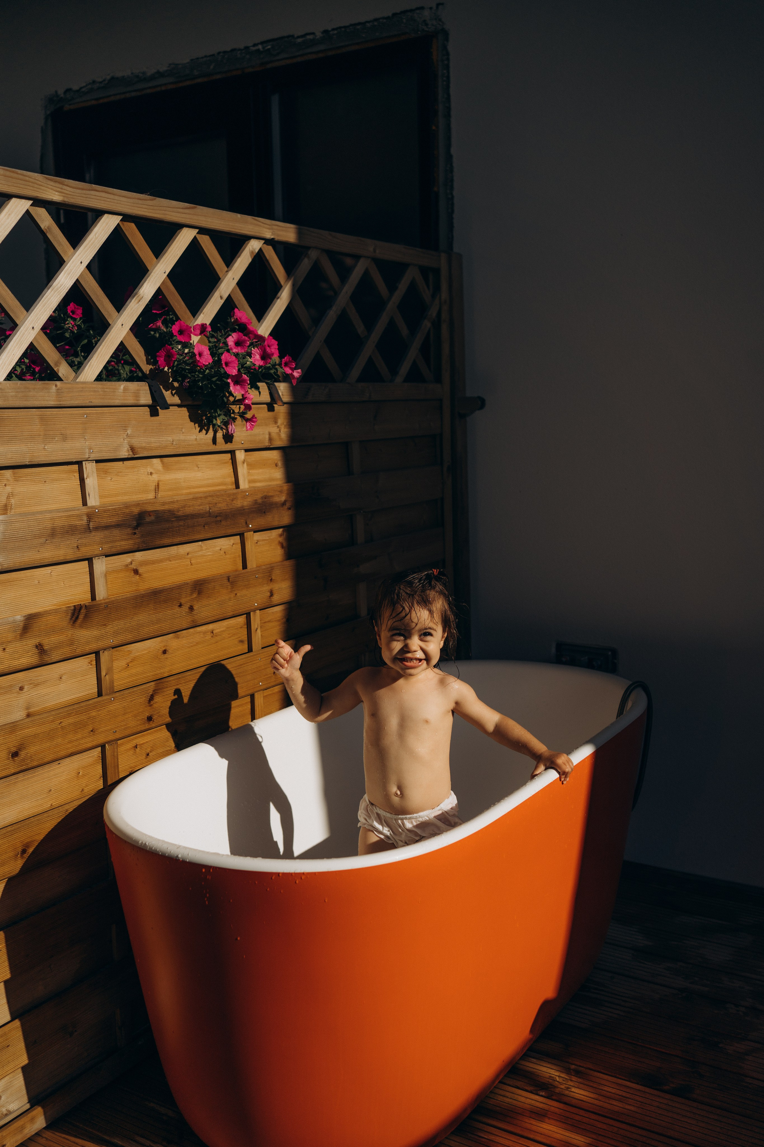 Spakly splashes. Family photographer in Helsinki, Victoria Guadagno