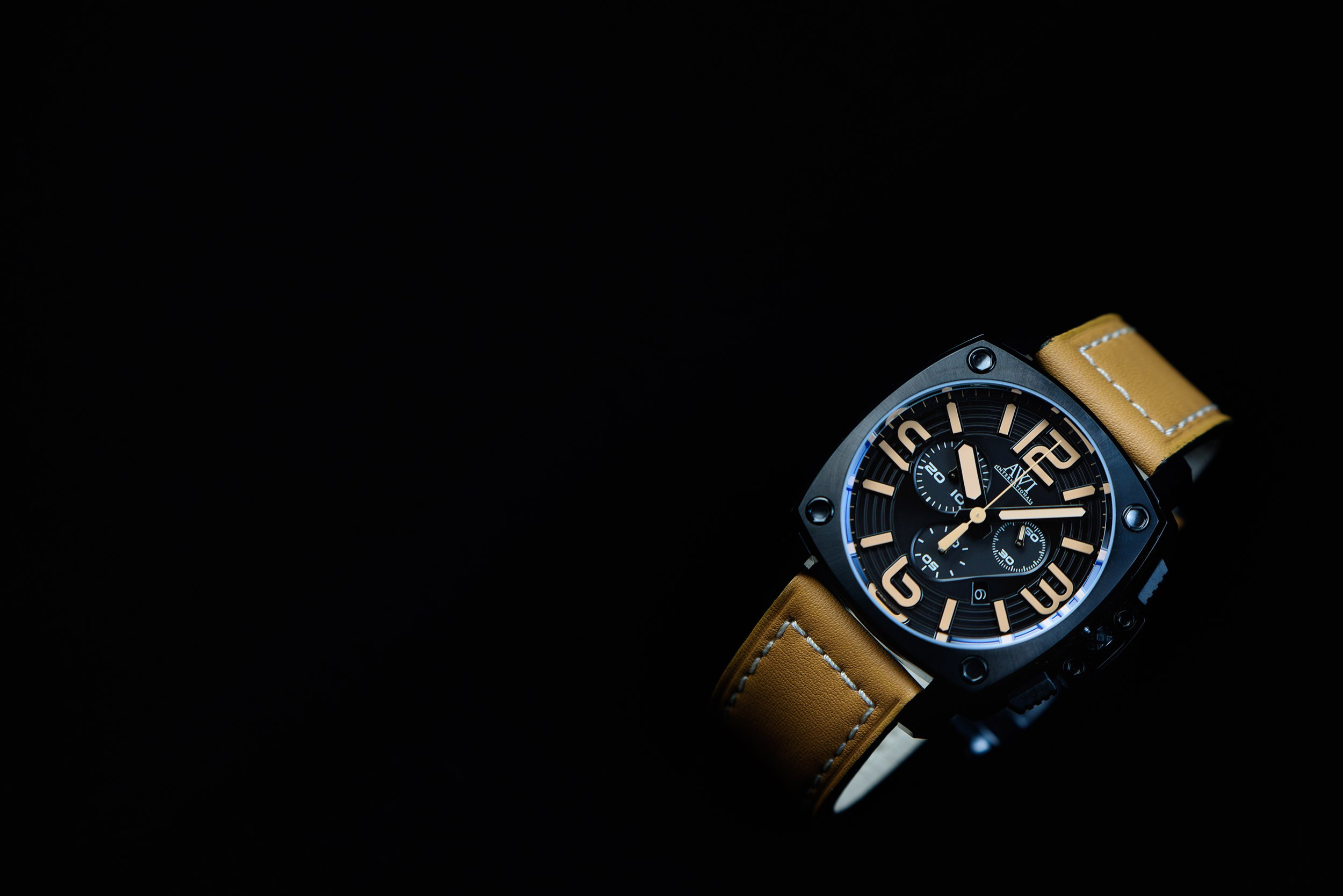 Наручные часы AWI INTERNATIONAL на темном фоне