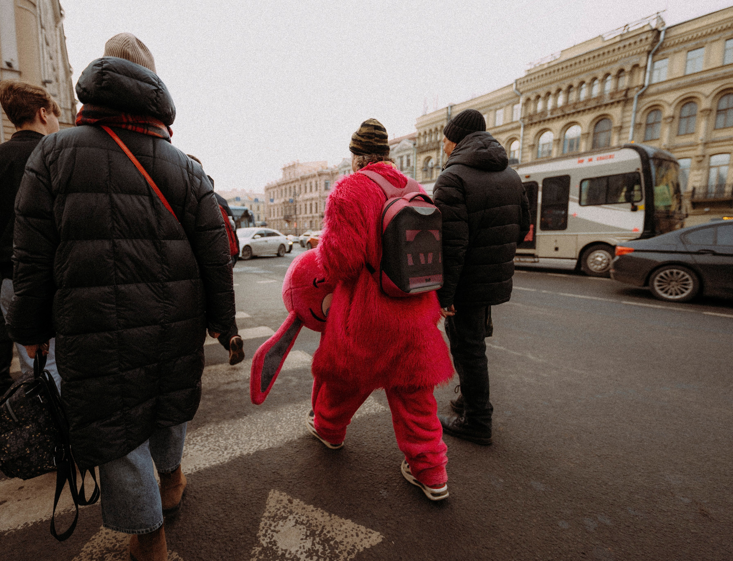 2025. Стрит-фотография, полная абсурда, идиотизма и красоты