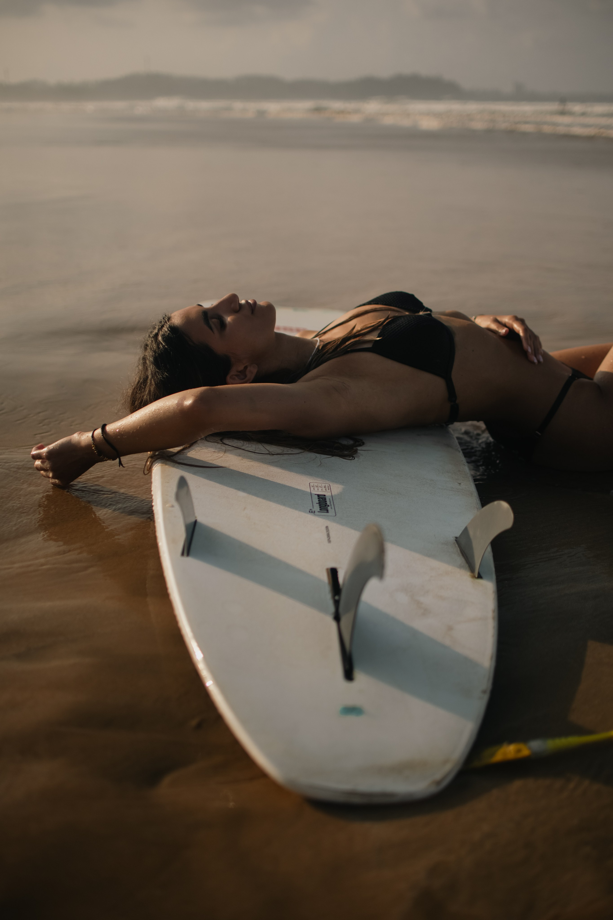 Photoshoot with a surfboard | Colour