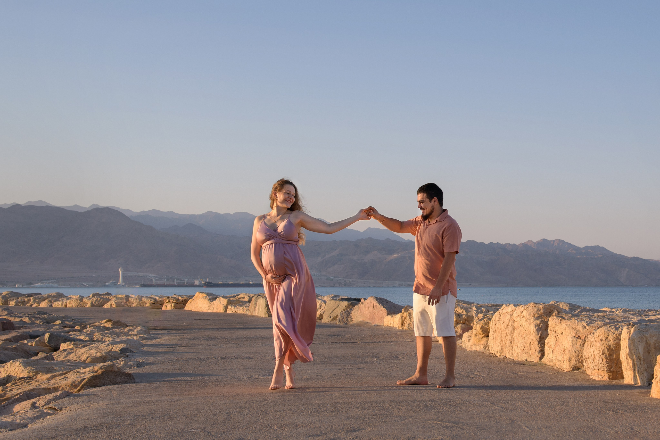 Julia & Dmitriy pregnancy photoshoot on the Red seacoast. צלמת משפחה ילדים הריון וסיפורי אהבה באילת ישראל אולגה אמצ'יסלבסקי