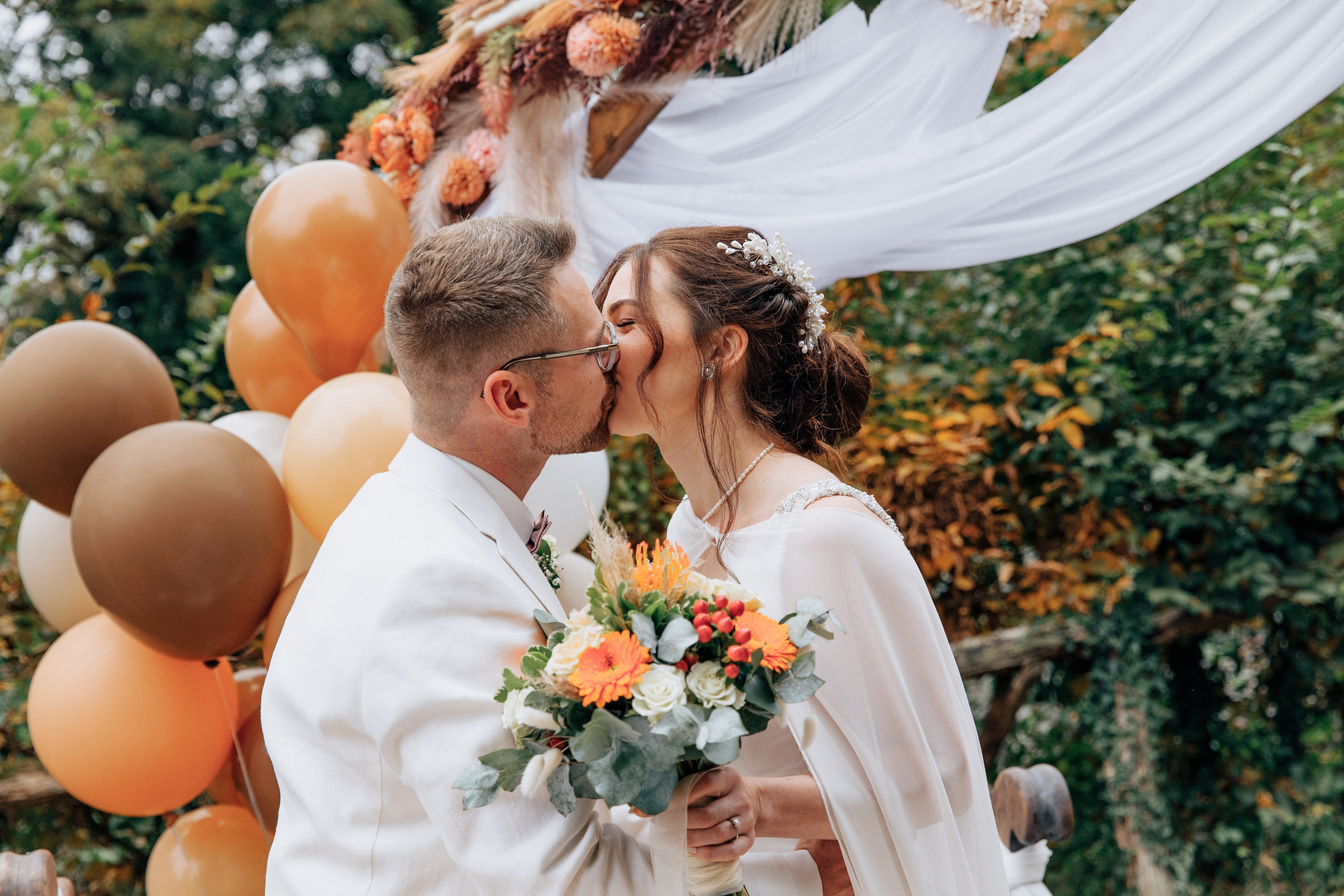 Das Brautpaar gibt sich den ersten Hochzeitskuss.