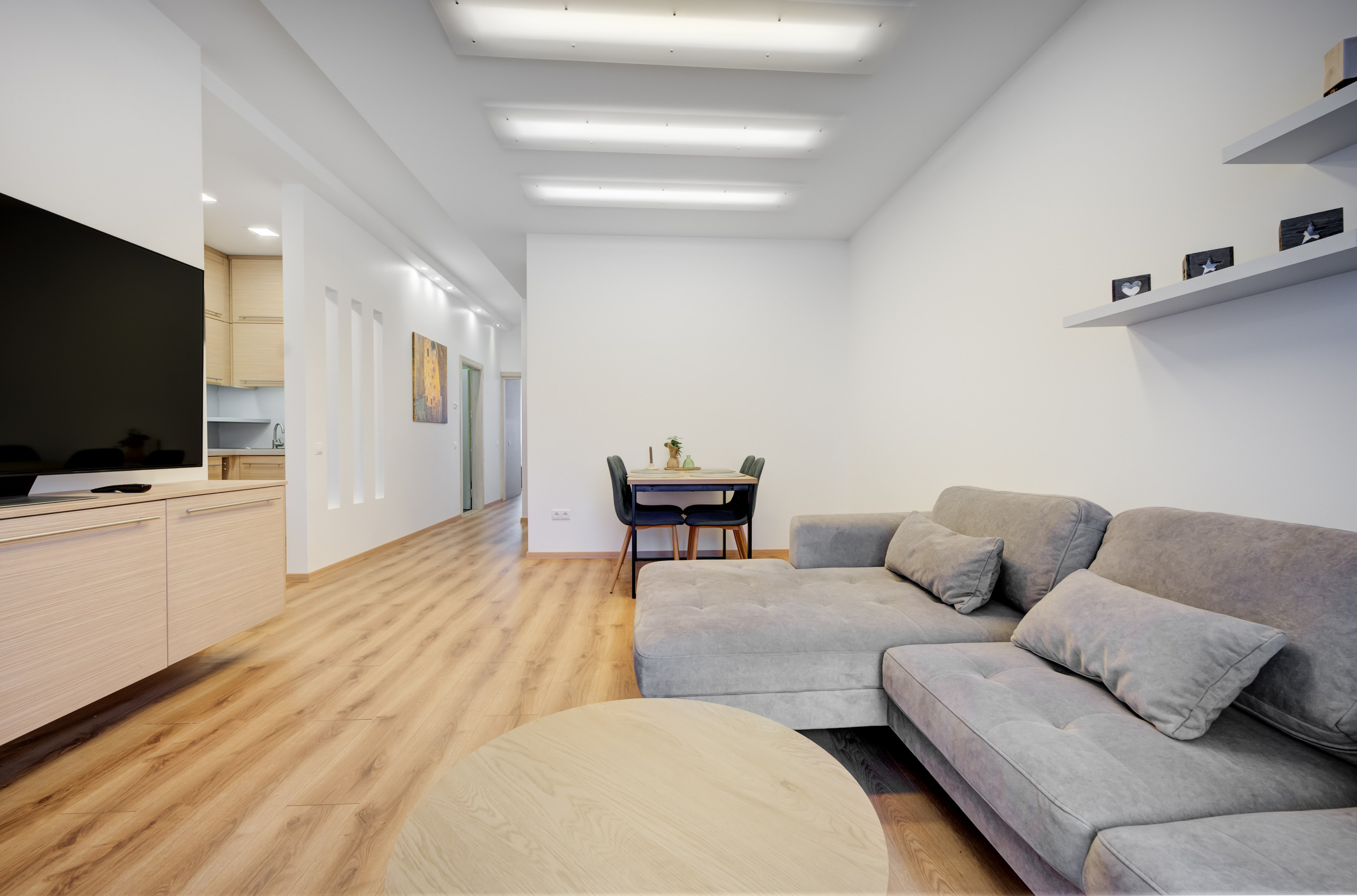 Modernaus buto interjero nuotrauka, atspindinti jaukią namų atmosferą.