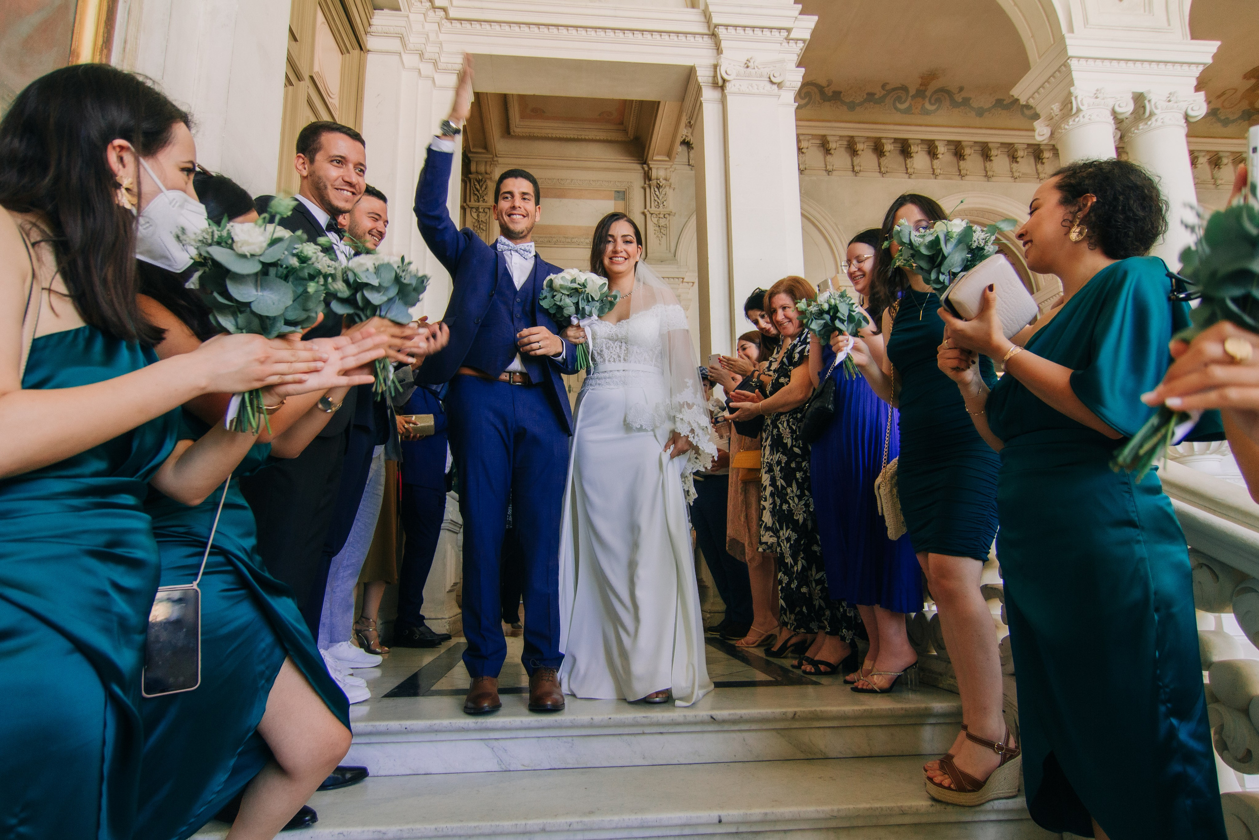 Sortie des mariés après la cérémonie civile à l’Hôtel de Ville de Poitiers