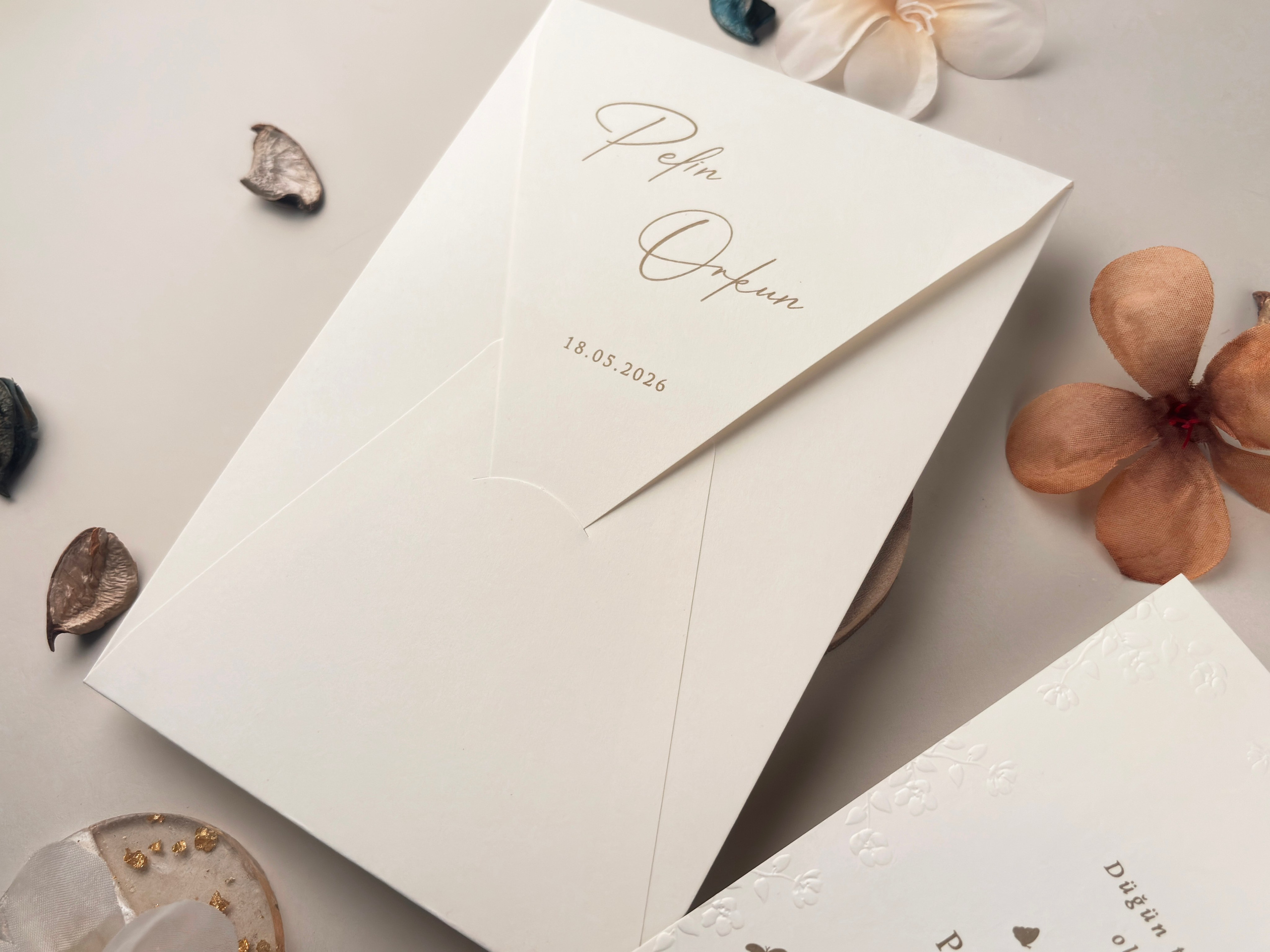 Descoperă eleganța și rafinamentul în fiecare detaliu cu catalogul de invitații Ellite. Fie că organizezi nunți, petreceri private sau evenimente corporate, gama noastră variată de invitații te va impresiona cu designuri luxuriante și finisaje impecabile. Alege dintr-o selecție exclusivă de modele personalizabile pentru a adăuga un strop de distincție evenimentelor tale speciale. Explorează colecția noastră acum și creează invitații memorabile pentru orice ocazie! - invitații nuntă  - modele invitații nuntă  - invitații nuntă 2025  - invitații de nuntă elegante  - invitații de nuntă personalizate  - invitații nuntă online  - invitații nuntă handmade  - catalog invitații nuntă  - invitații originale nuntă  - invitații de nuntă moderne  - invitații nuntă vintage  - invitații nuntă rustice  - invitații nuntă clasice  - design invitații nuntă  - invitații de nuntă cu tematică.- invitații nuntă florale  - invitații nuntă boho  - invitații nuntă aurii  - invitații nuntă minimaliste  - invitații nuntă cu sigiliu  - invitații nuntă cu acuarelă  - invitații nuntă cu fotografie  - invitații nuntă cu inițiale  - invitații nuntă elegante alb-negru  - invitații nuntă cu hârtie texturată  - invitații nuntă cu decupaj laser  - invitații nuntă cu flori uscate. - print invitații nuntă  - invitații nuntă personalizate cu numele mirilor  - invitații nuntă cu plic inclus  - invitații nuntă cu cartolină dublă  - invitații nuntă calitate premium  - invitații nuntă ieftine  - invitații nuntă rapide.- invitații nuntă România  - invitații nuntă București / Botoșani . Iași suceava- invitații nuntă cu livrare în țară  - invitații nuntă online România.- „Invitație de nuntă elegantă cu design floral și plic crem”  - „Model de invitație de nuntă vintage cu sigiliu de ceară”  - „Set complet invitații de nuntă personalizate cu inițialele mirilor”  - „Invitație de nuntă modernă cu design minimalist și text negru pe fundal alb”  - „Invitație de nuntă rustică pe hârtie kraft cu șnur de iută”  - „Invitație de nuntă cu decupaj laser și detalii aurii” - „Invitație de nuntă în stil boho cu imprimeu floral colorat”  - „Invitație romantică de nuntă cu flori uscate și panglică din satin”  - „Invitație de nuntă clasică cu monogramă și font caligrafic”  - „Invitație de nuntă în stil glamour cu folie aurie și text embosat”- „Model de invitație de nuntă 2025 cu design elegant și font modern”  - „Cele mai noi invitații de nuntă 2025 – stil floral, sofisticat”