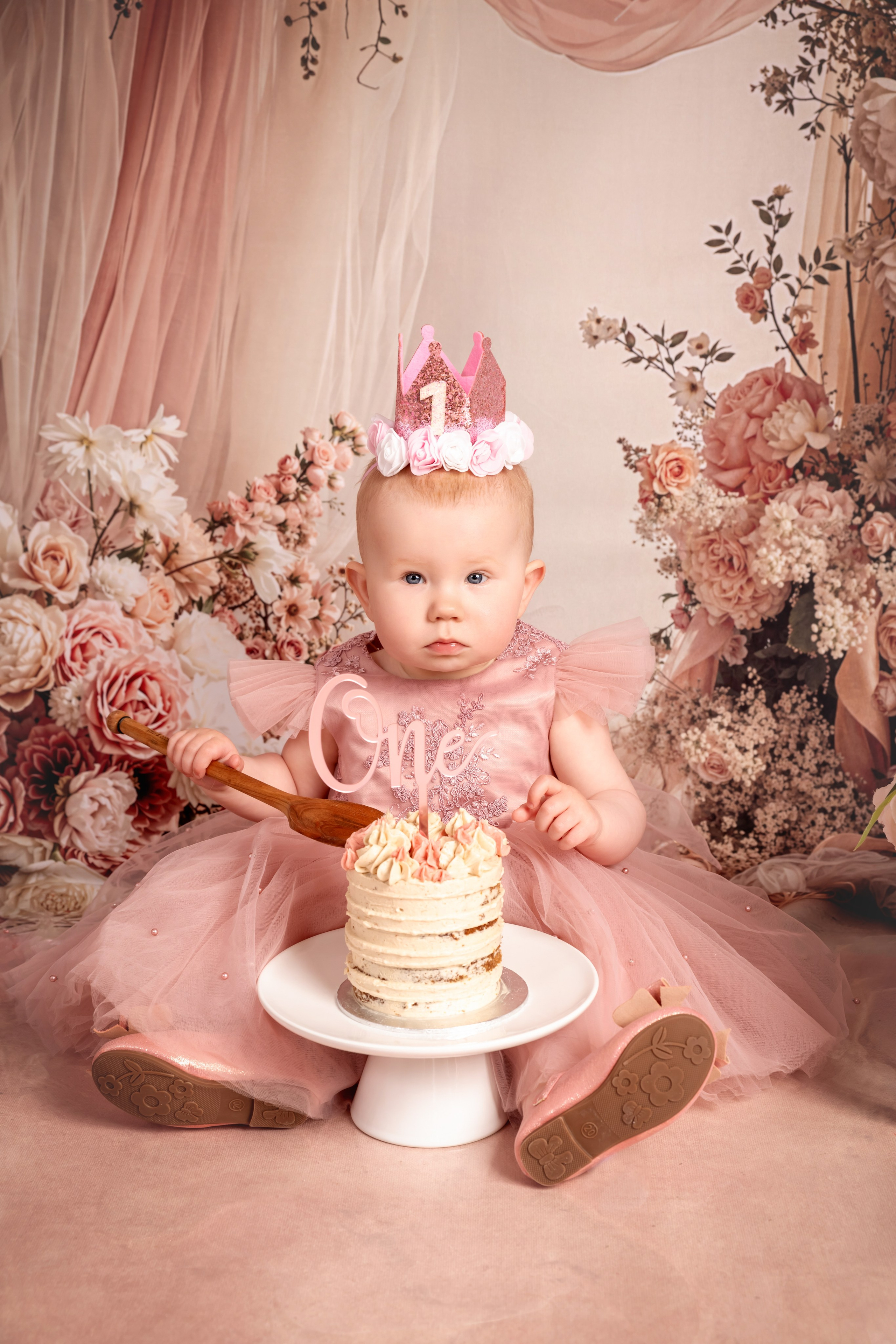 Cake smash photo session Hertfordshire, Stevenage. Stevenage, Hertfordshire family, maternity and newborn photographer