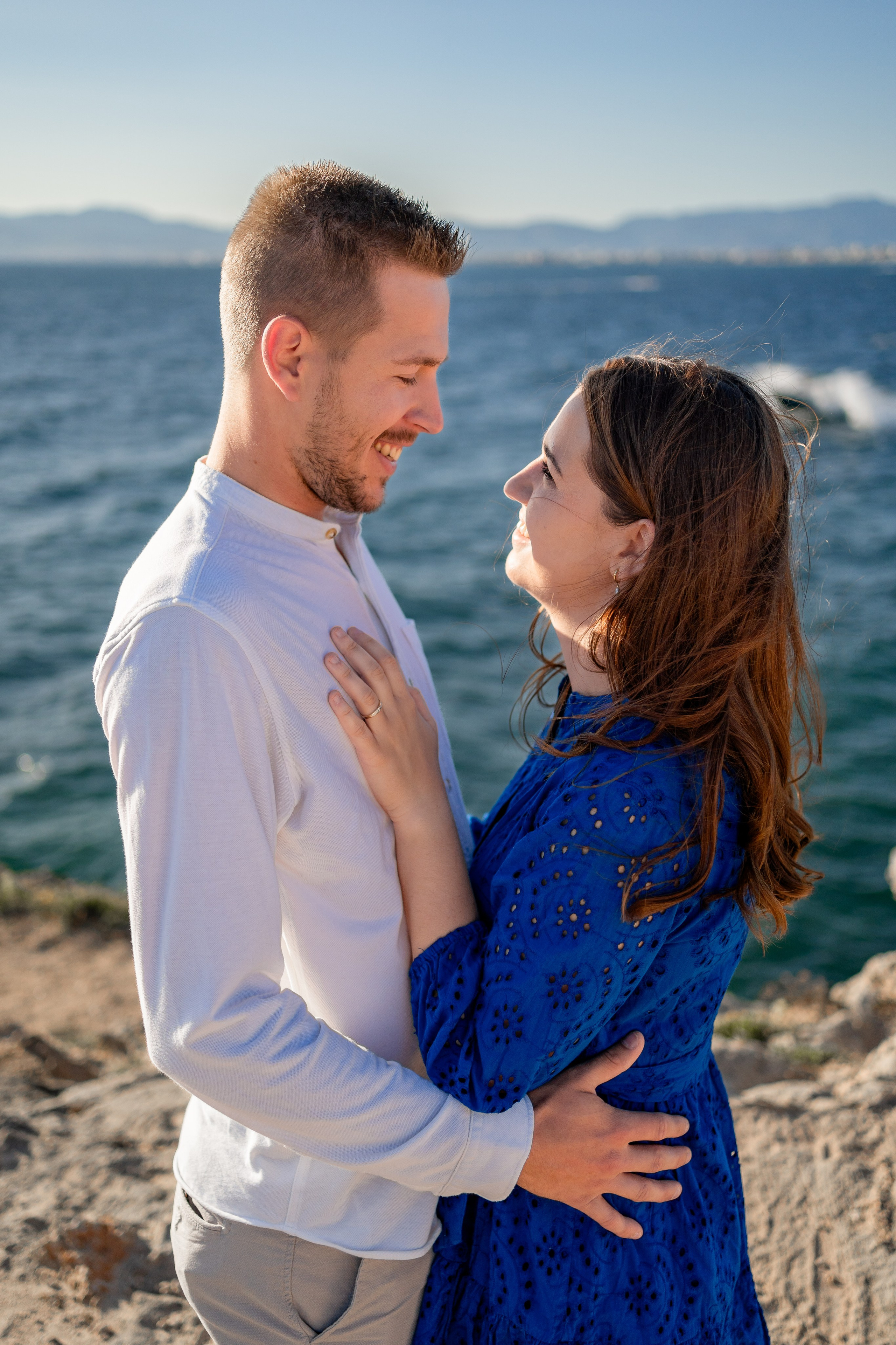 Romantischer Heiratsantrag auf Mallorca – Überraschung am Meer. Deine Fotografin auf Mallorca für Familien und Business