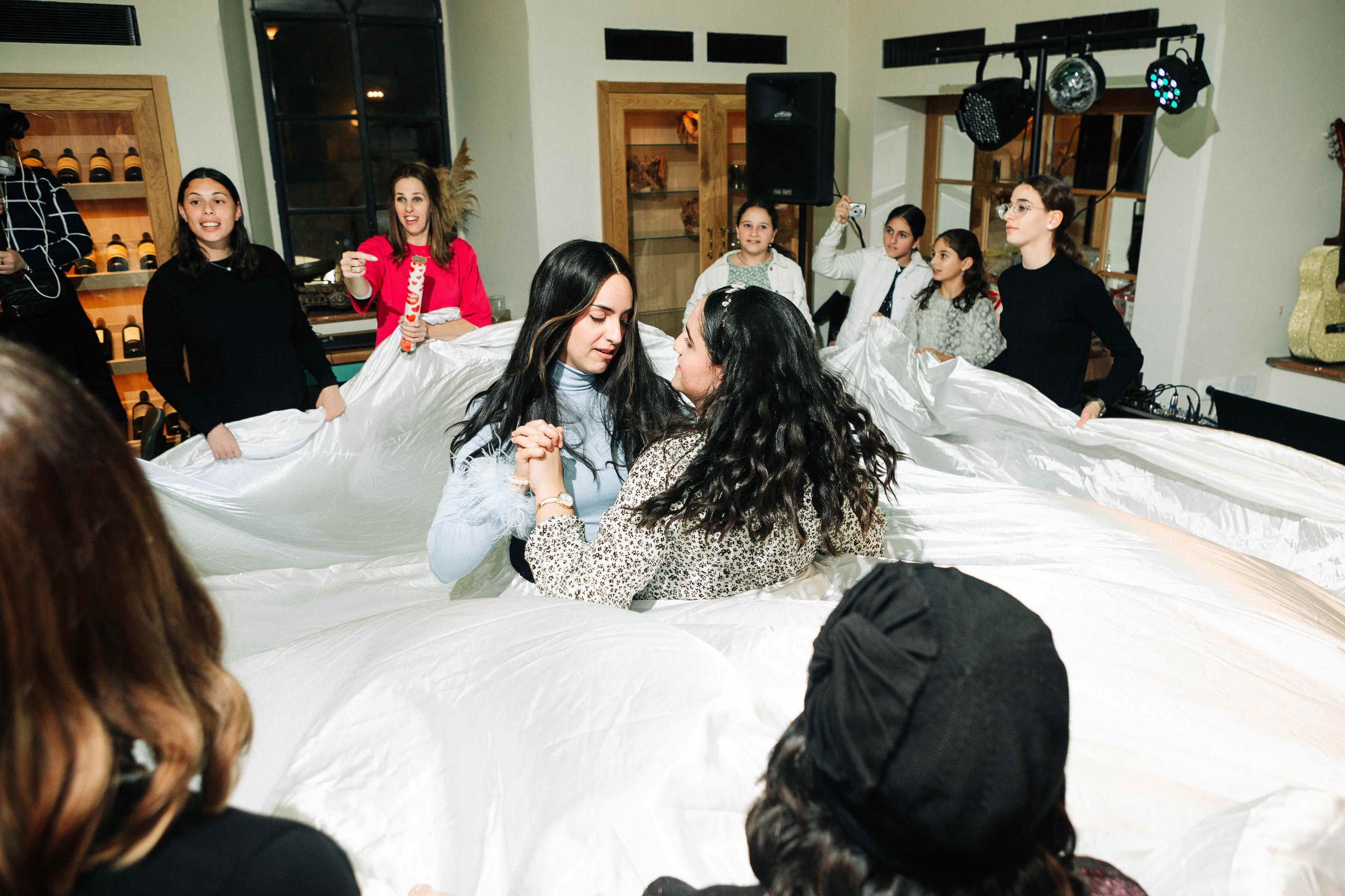 PARTY IN A RESTAURANT WITH THE WHOLE FAMILY. Https://shi-photo.com/