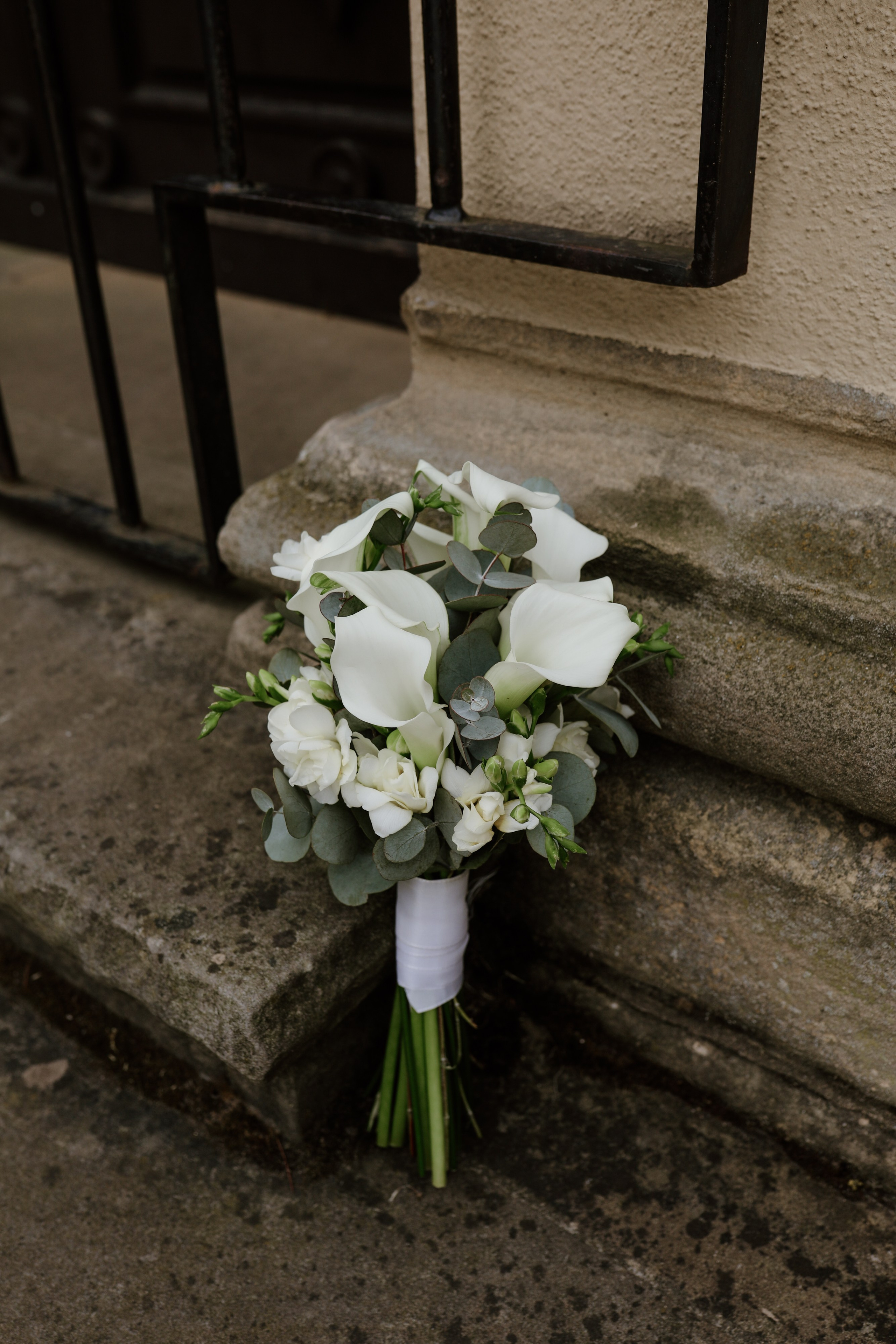 Natürliches Paarshooting mit Braut und Bräutigam in der Pfalz – emotionale Hochzeitsfotografie