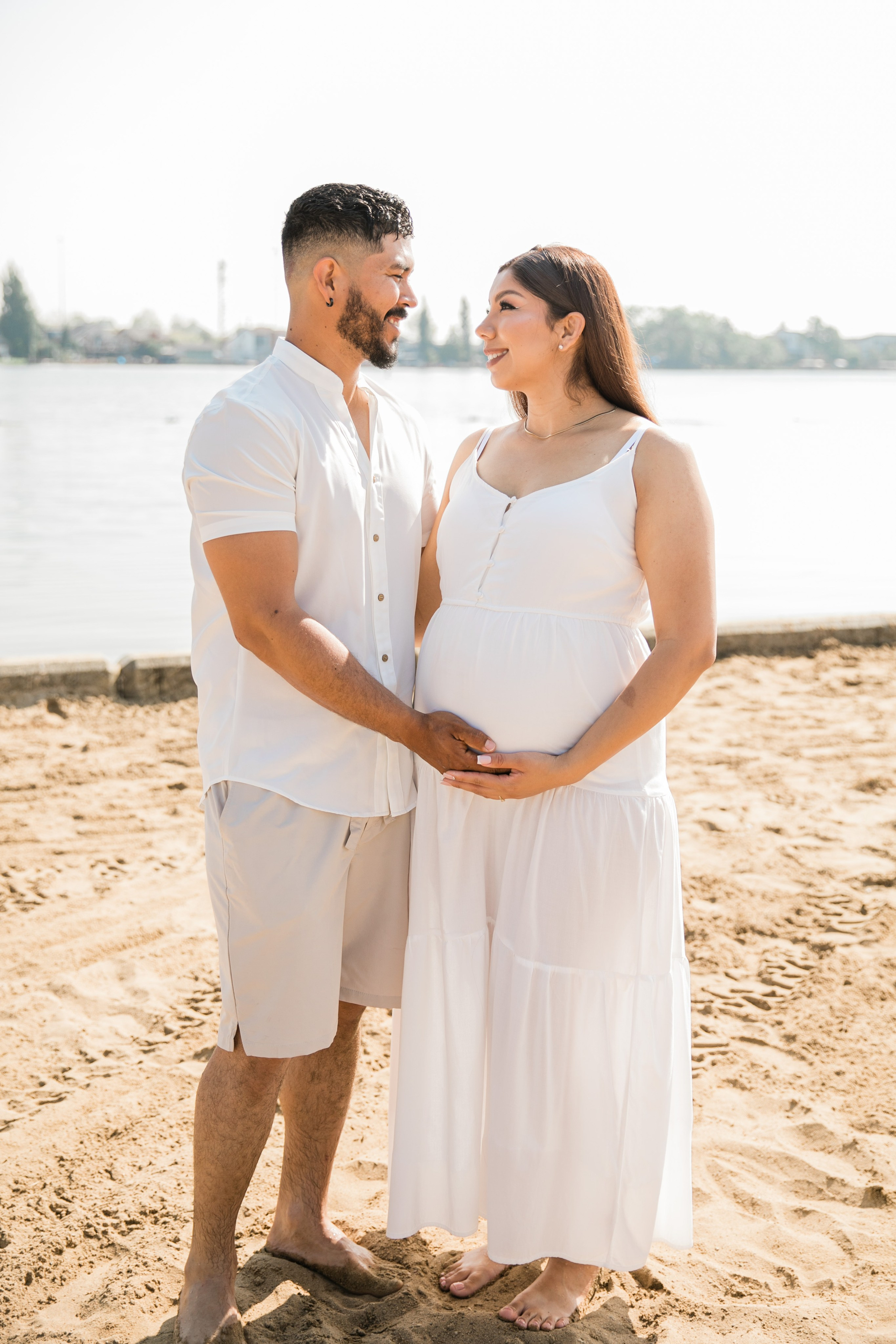 Maternity Photos — Isa — Chestermere. Fotografía accesible en Calgary