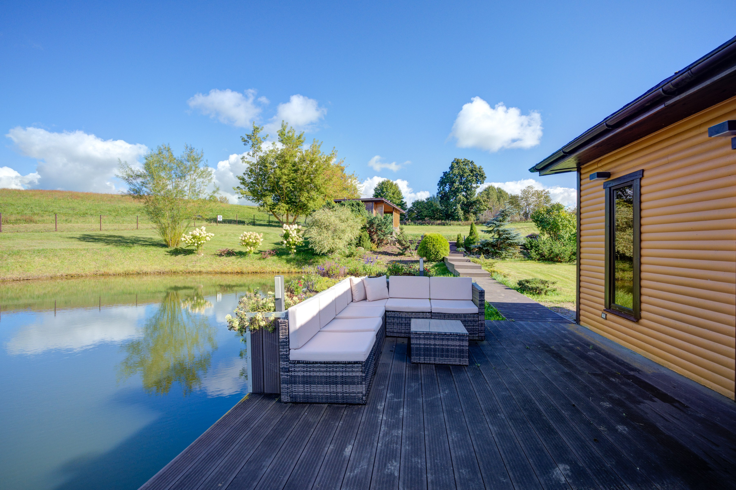 Sadyba Vinliaus r. prie ežero. Elina Sapiega fotografė Vilniuje