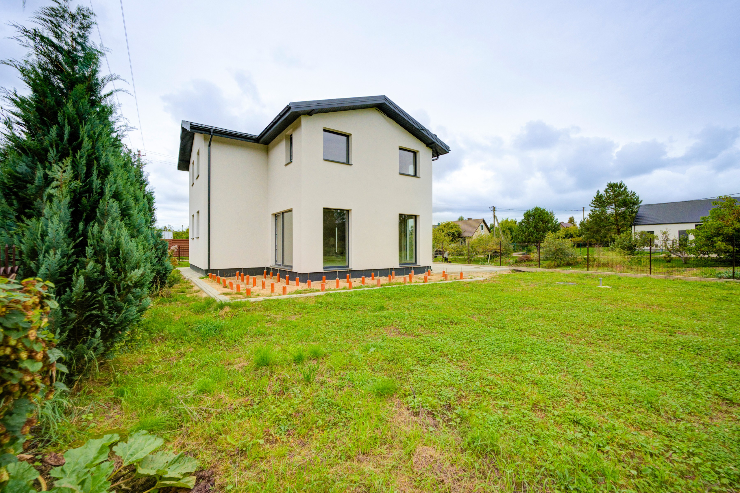 Pagubės sodų 11-oji 16, Vilnius. Namas su nepilna apdaila. Elina Sapiega fotografė Vilniuje