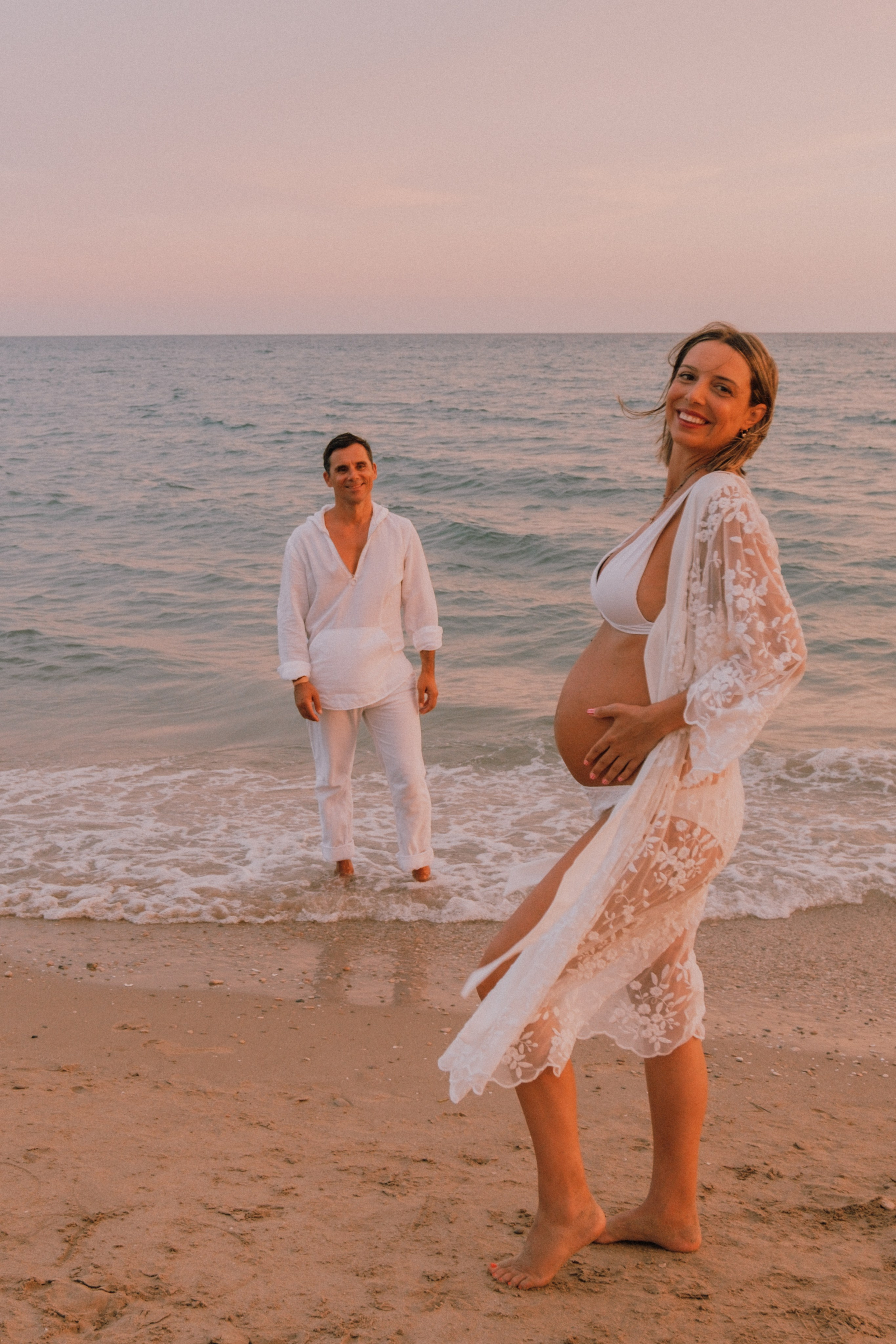 Sesión embarazo en la playa. Fotografía profesional en Calafell - Elena Medvedeva