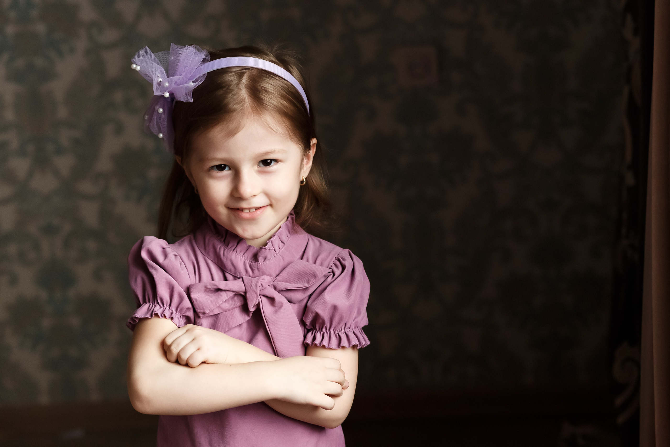 Качественная портретная фотосессия для школьного альбома, выполненная в студийном стиле.