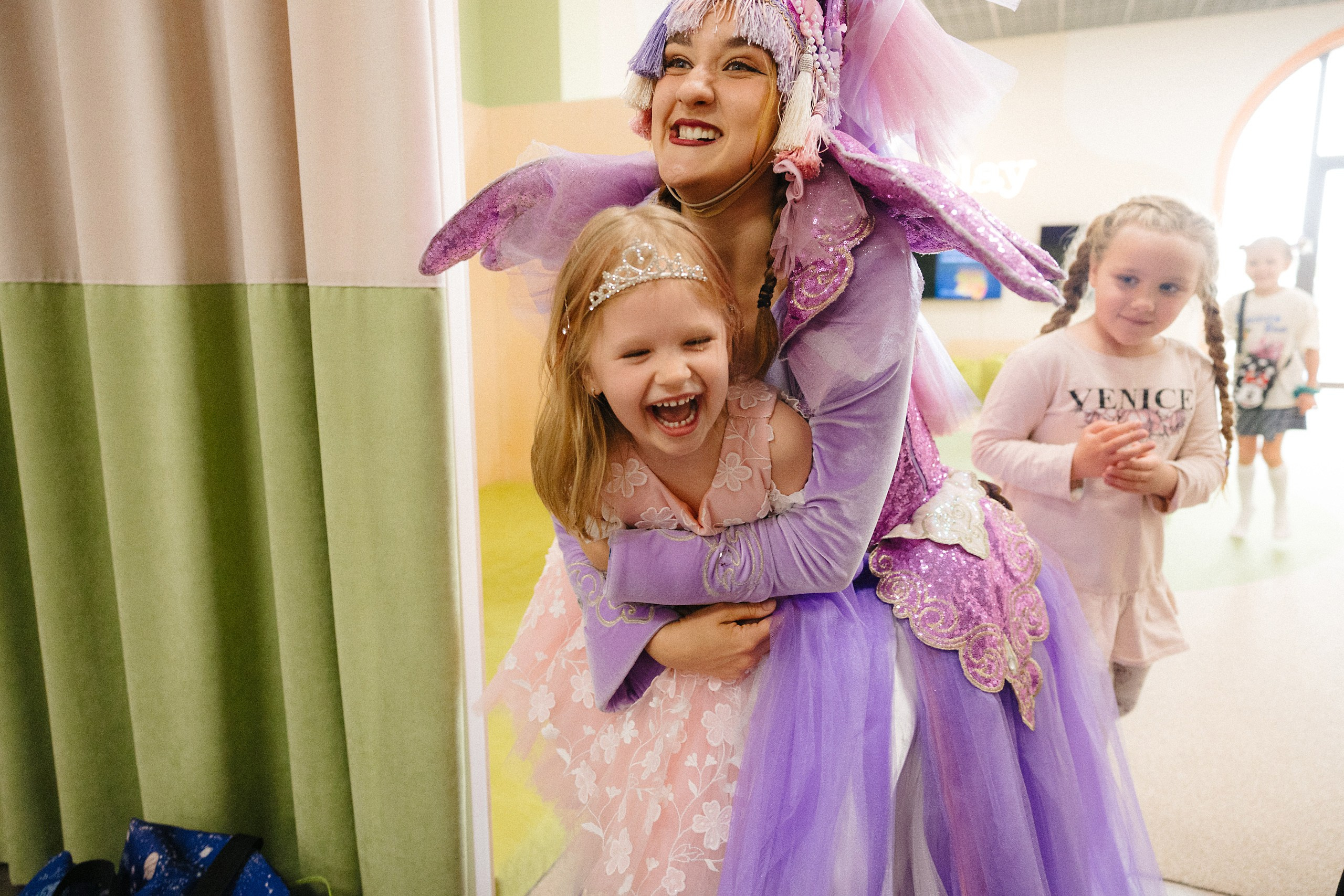 Фотосъёмка детского дня рождения 6 лет — Беззубик, Единорог и волшебная комната с Лабубу. Евгений Тимофеев | Свадебный и контент-фотограф и видеограф в Риге
