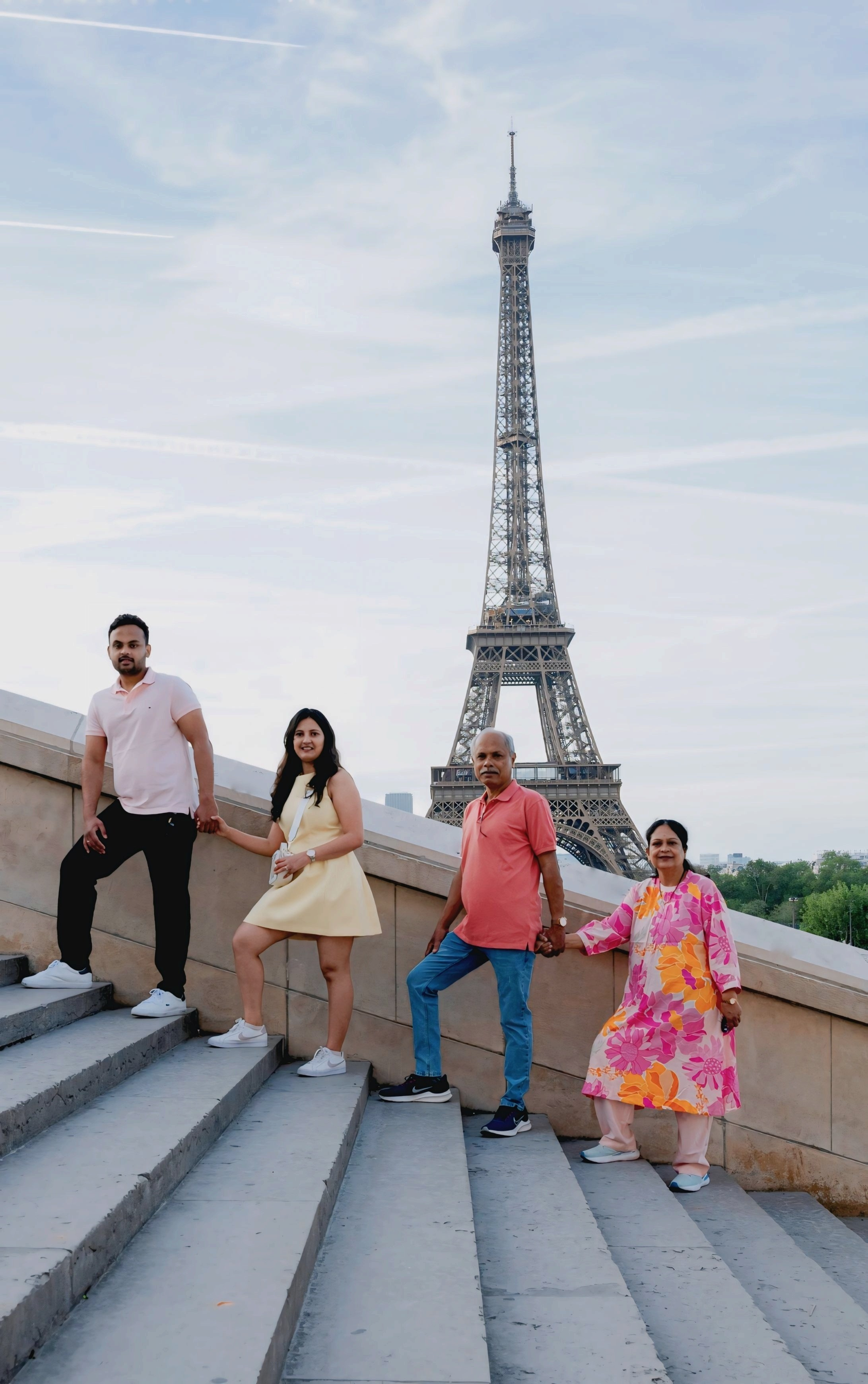 Family photoshoot in Paris. Alina Tagzieva- a photograper in Paris