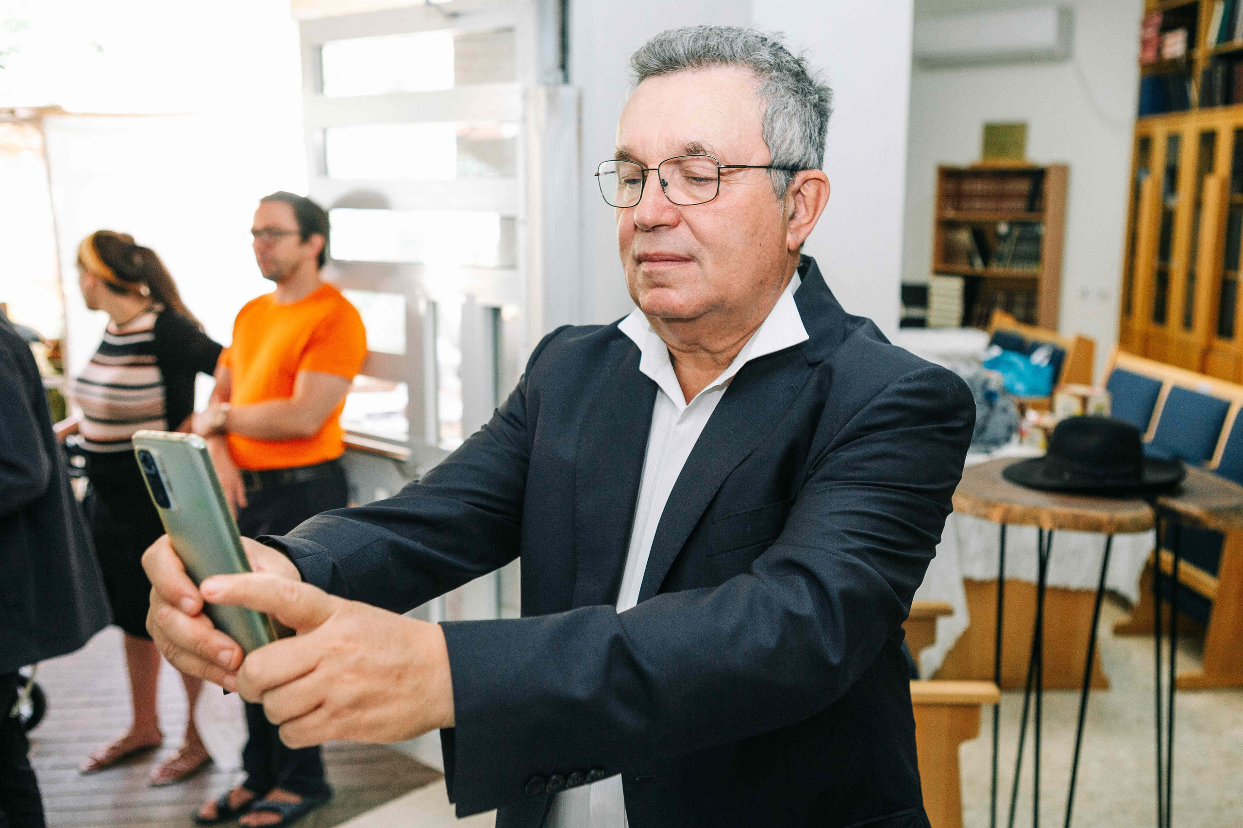 BRITH MILA IN THE SMALL SYNAGOGUE. PHOTOGRAPHER IN ISRAEL