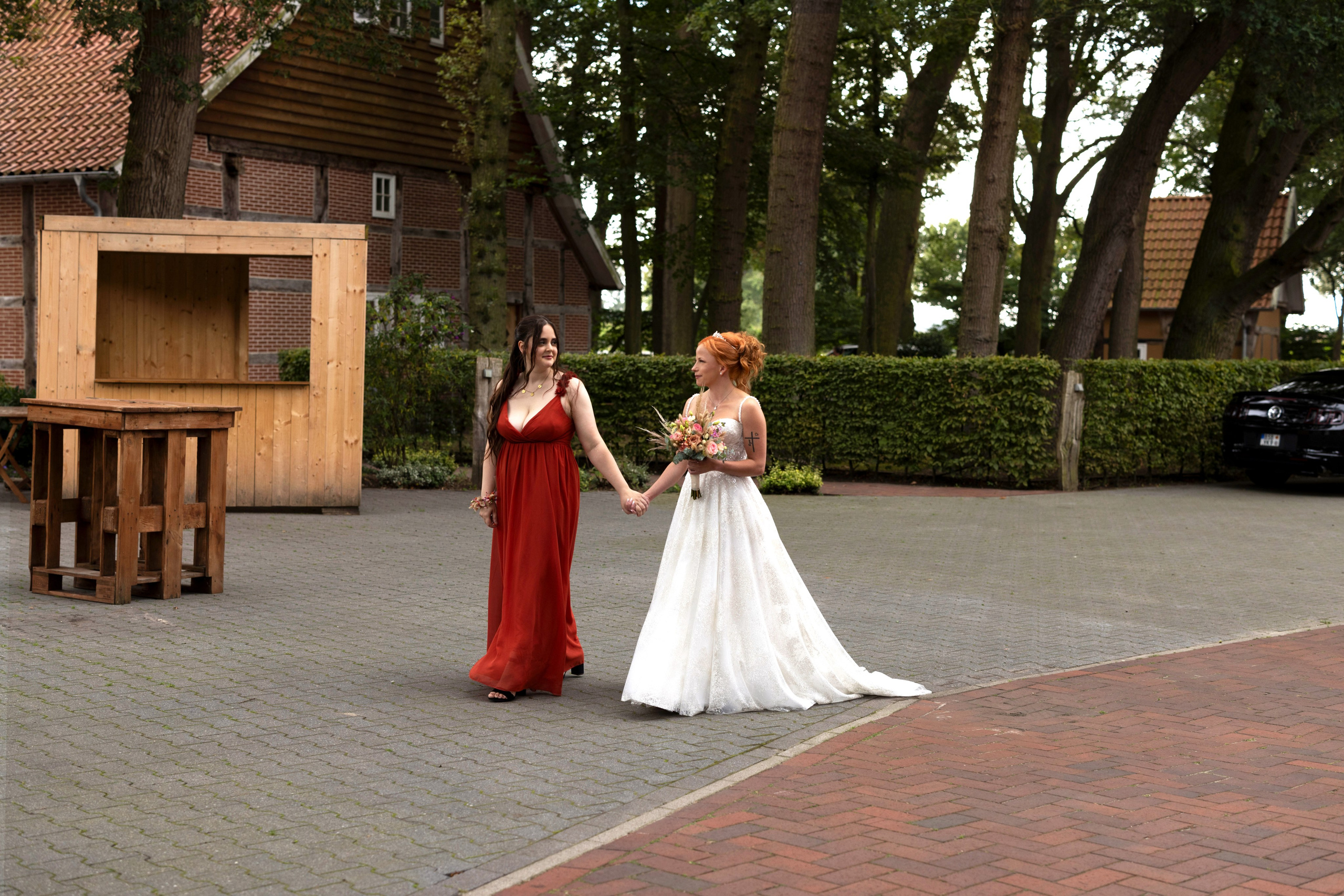 dyllische Atmosphäre bei der freien Trauung im Artland Kotten, Quakenbrück, mit einem liebevoll dekorierten Traualtar.“