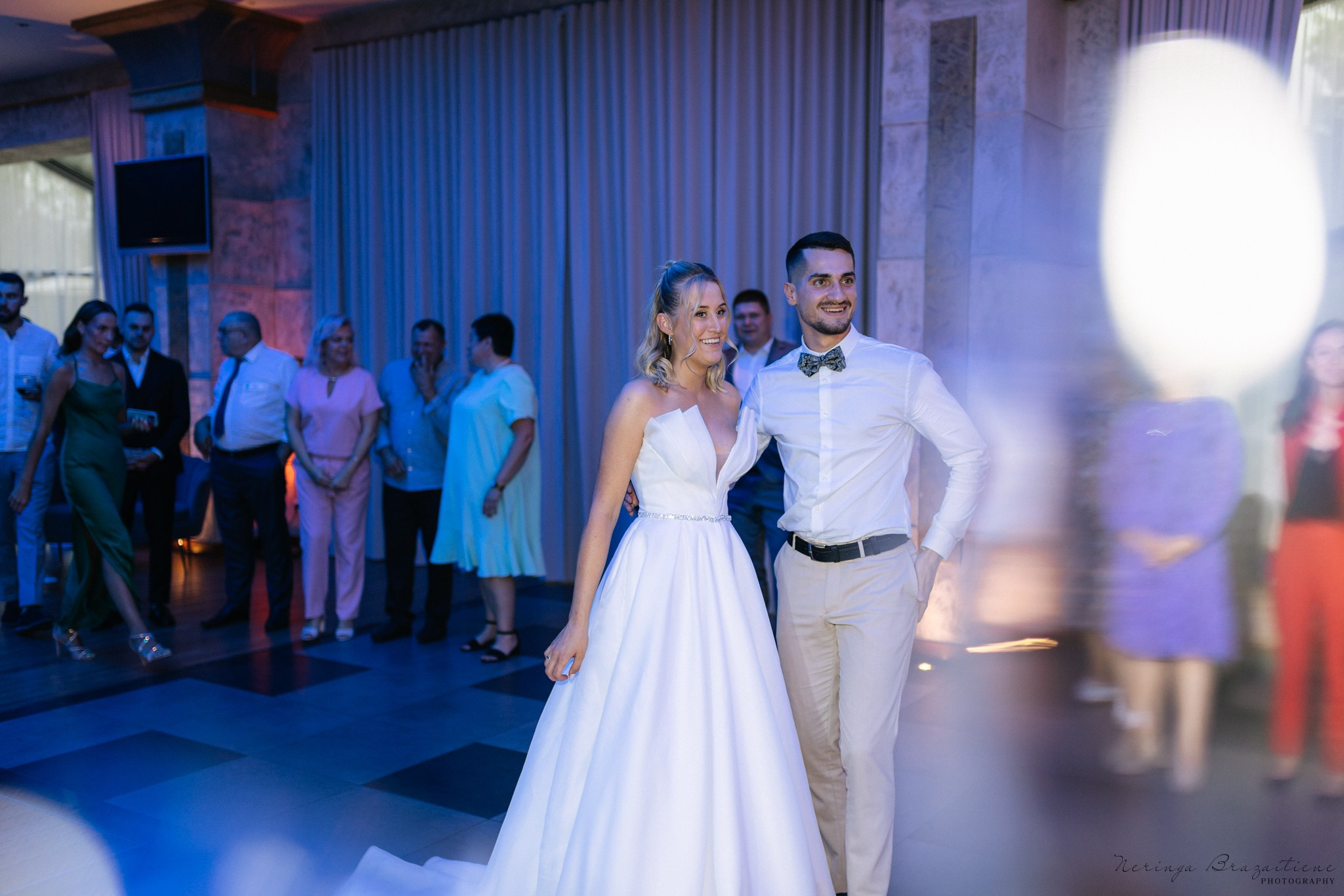 Vestuvinė fotosesija Kaune, Vienybės aikštėje, prie Lietuvos banko