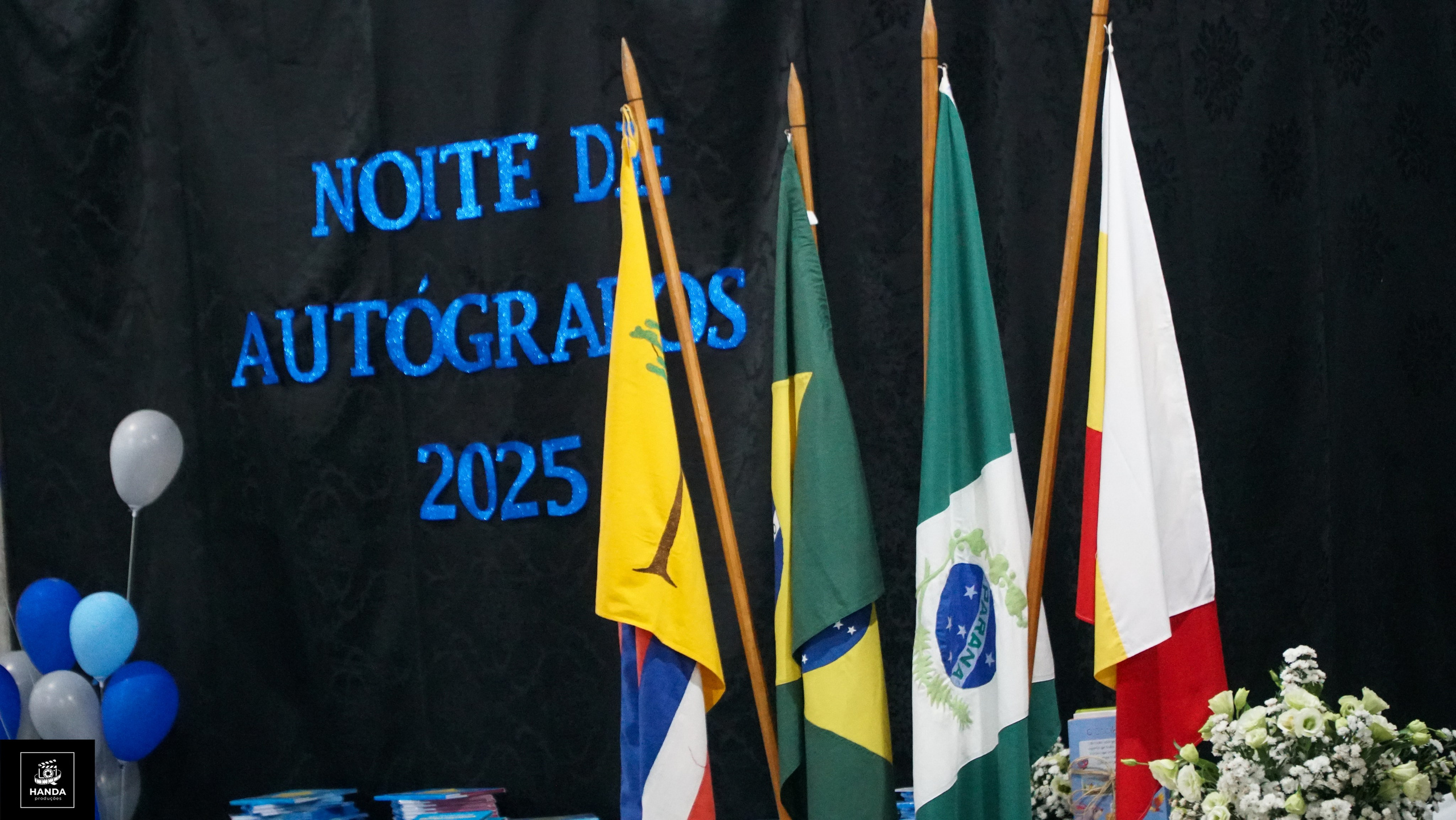 Noite autógrafos colégio Aurélio Buarque de Holanda. Handa Produções