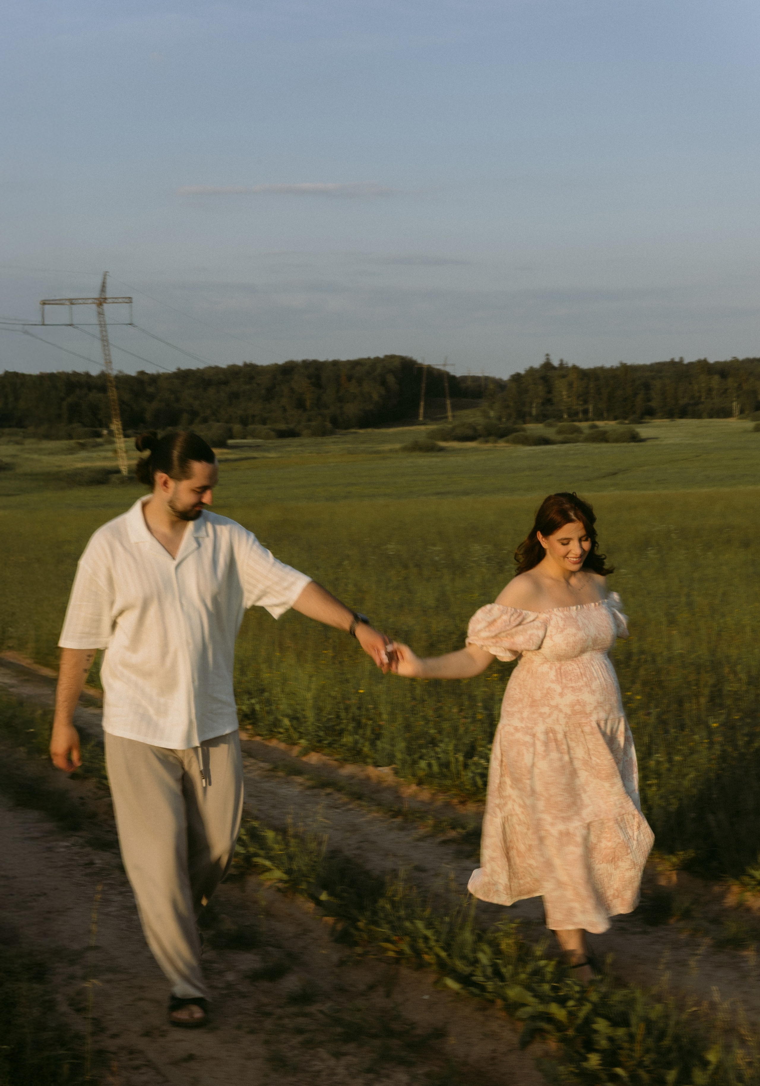 Lera & Maksim | laukimo fotosesija pievoje saulei besileidžiant. Vestuvių ir šeimų fotografė Lena Bondarenko / belove photo