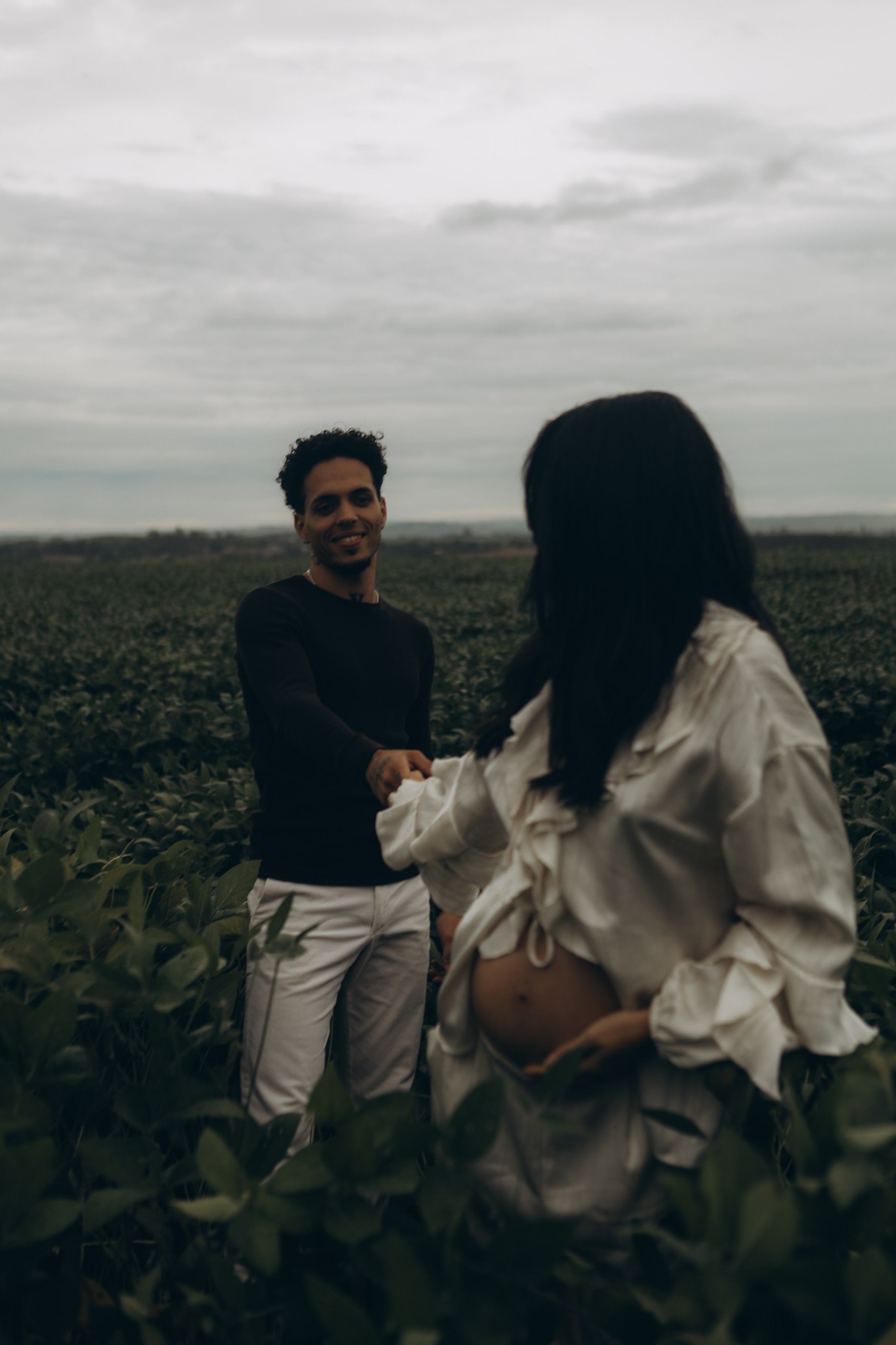 casal caminhando em ensaio gestante externo em Sorocaba