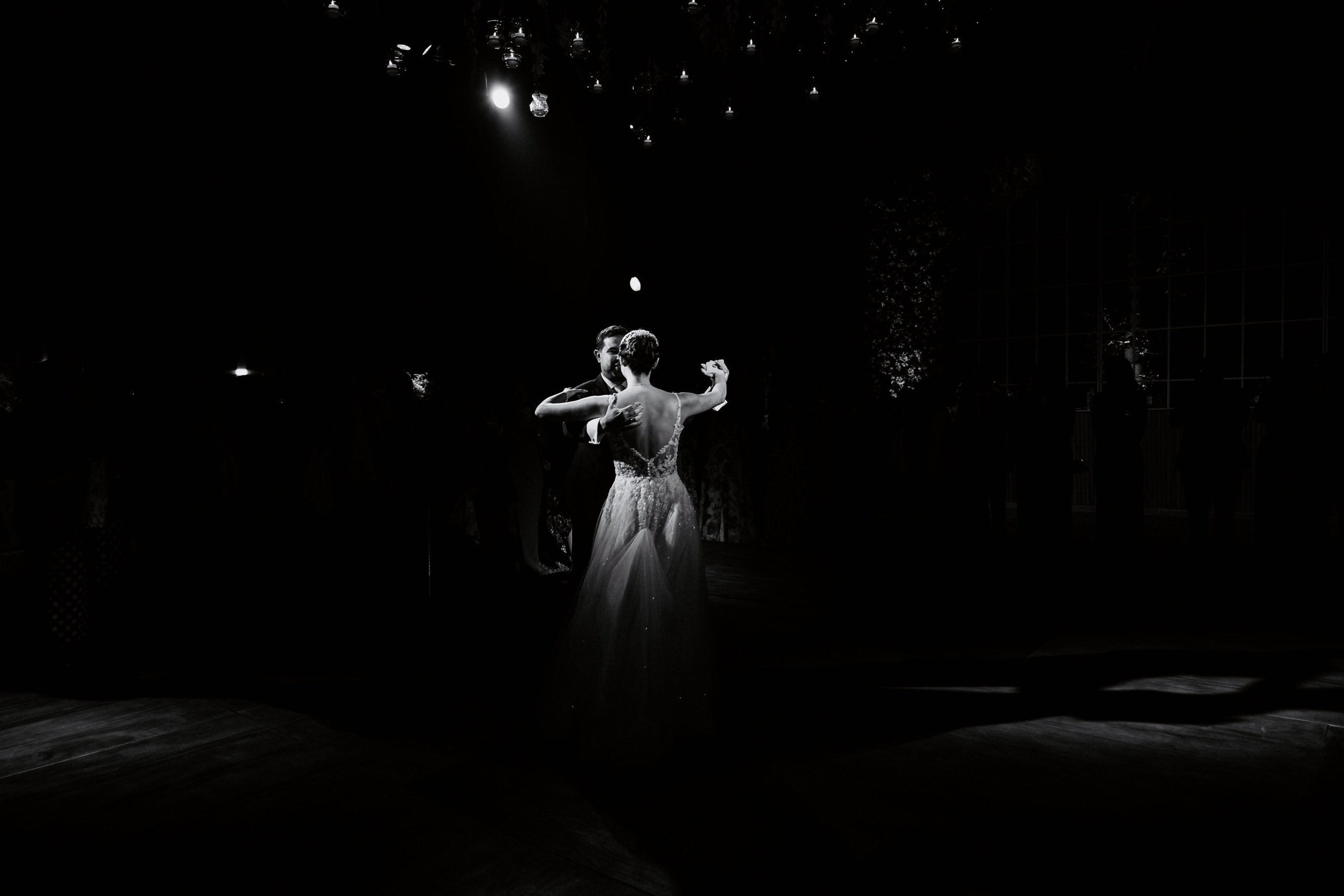 Un vistazo a la fiesta. Fotógrafo de Bodas en Lima | Ronhy Altamirano. Fotografía narrativa y cinematográfica para bodas, quinceañeras y eventos exclusivos