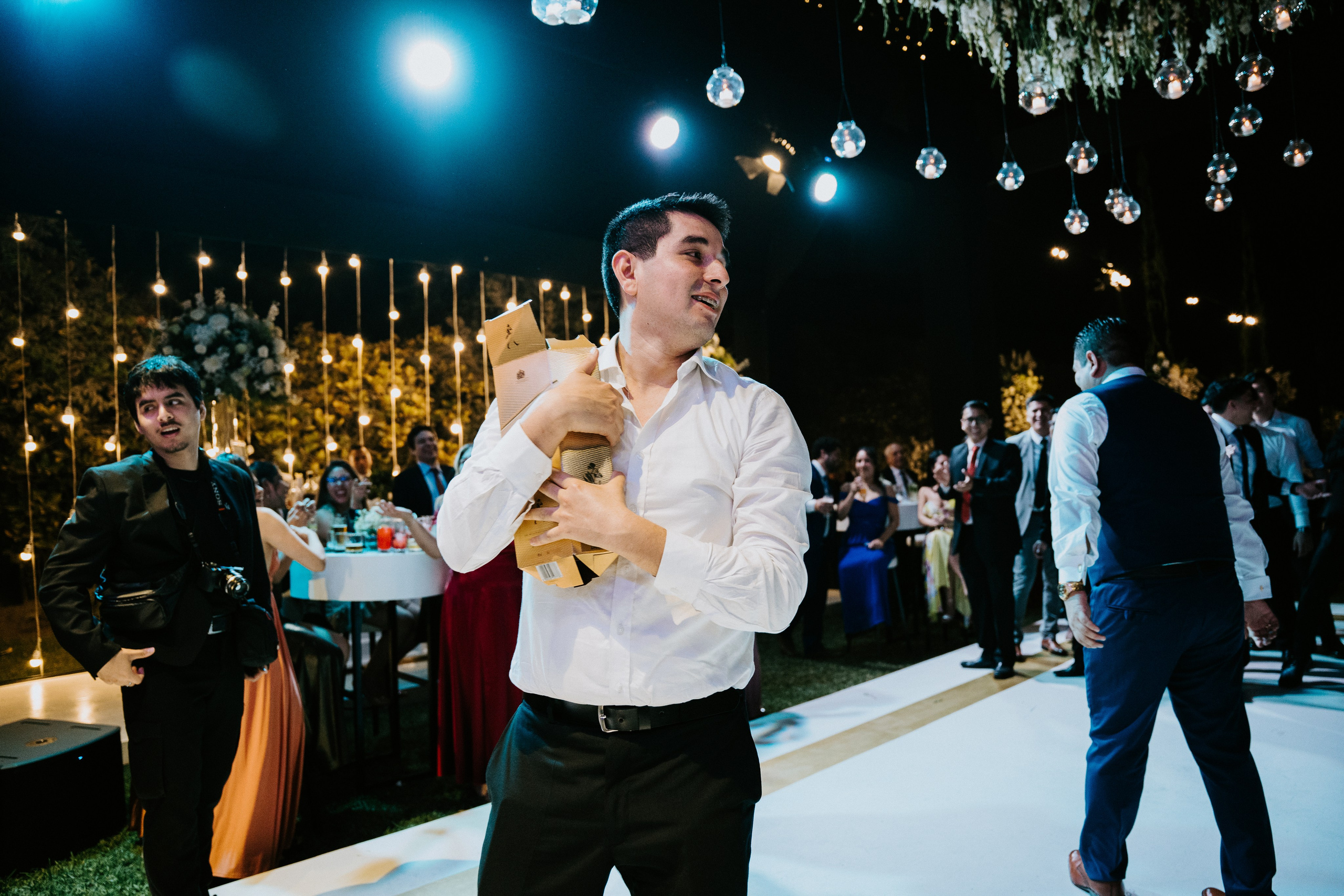 Un vistazo de un día especial. Fotógrafo de Bodas en Lima | Ronhy Altamirano. Fotografía narrativa y cinematográfica para bodas, quinceañeras y eventos exclusivos