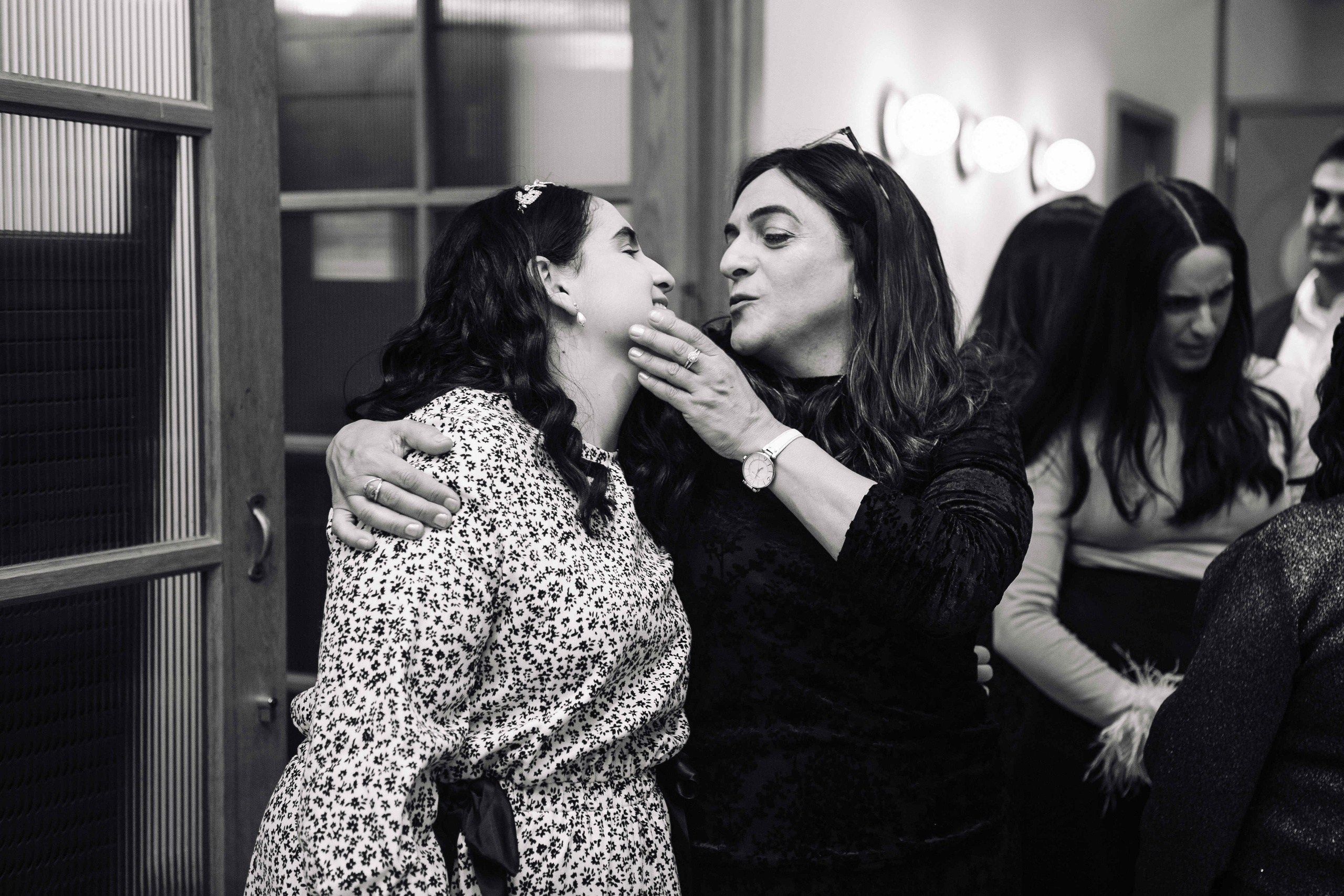 PARTY IN A RESTAURANT WITH THE WHOLE FAMILY. Https://shi-photo.com/