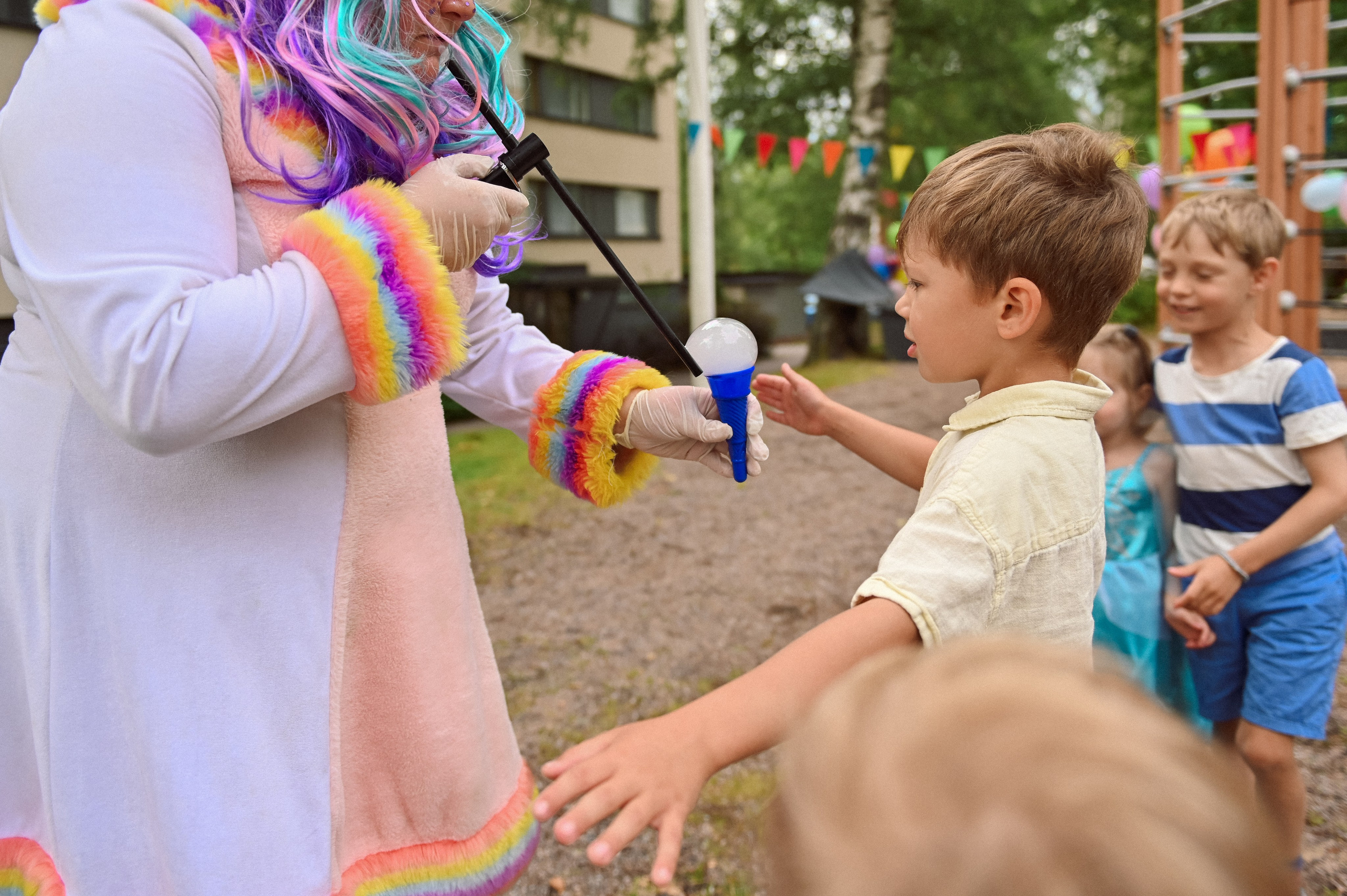 Праздник во дворе дома. Детский и семейный фотограф в финляндии дина пулкка. контент фотограф