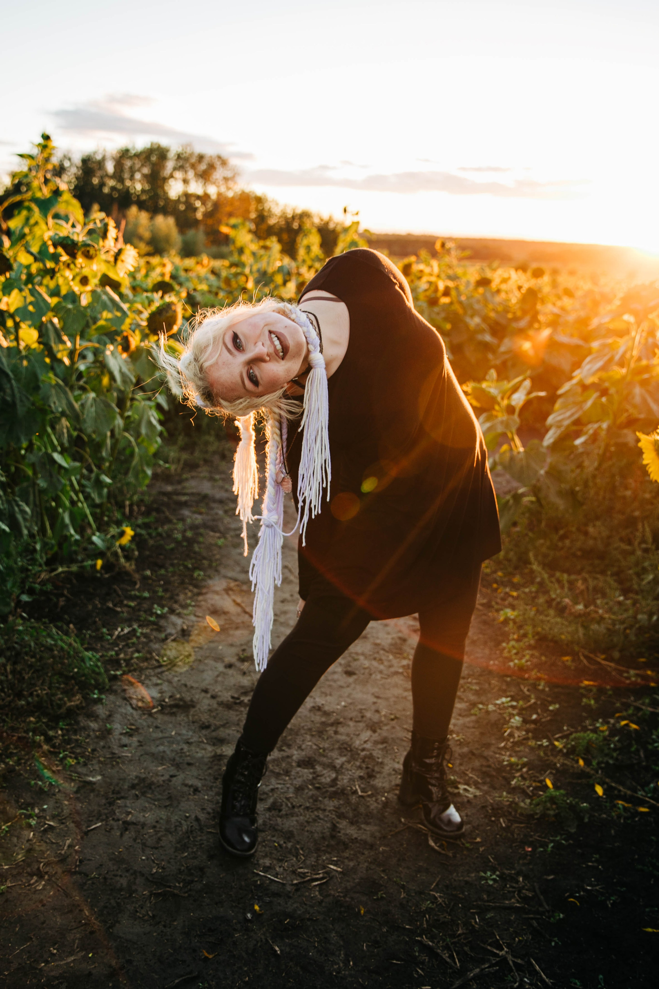 Leanne & Emily — Bowden Sunflowers. Fotografía accesible en Calgary