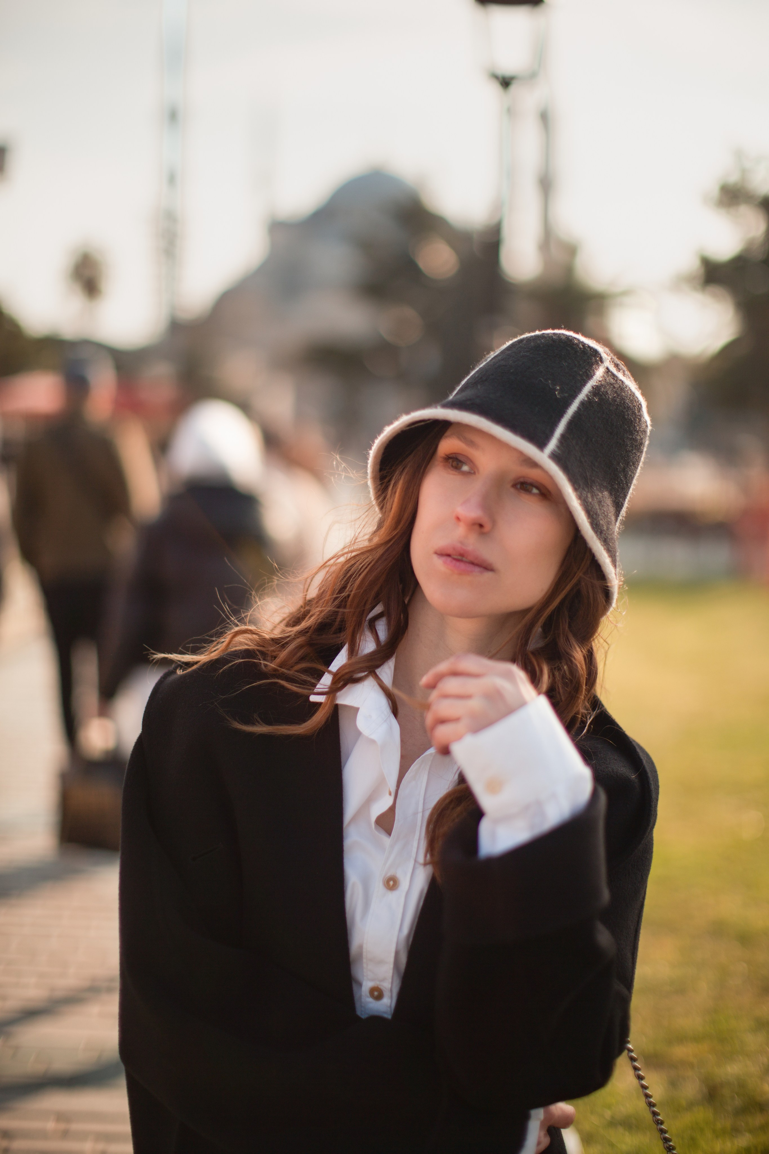 лайфстайл фотосессия в Стамбуле Султанахмет девушка в черном пальто