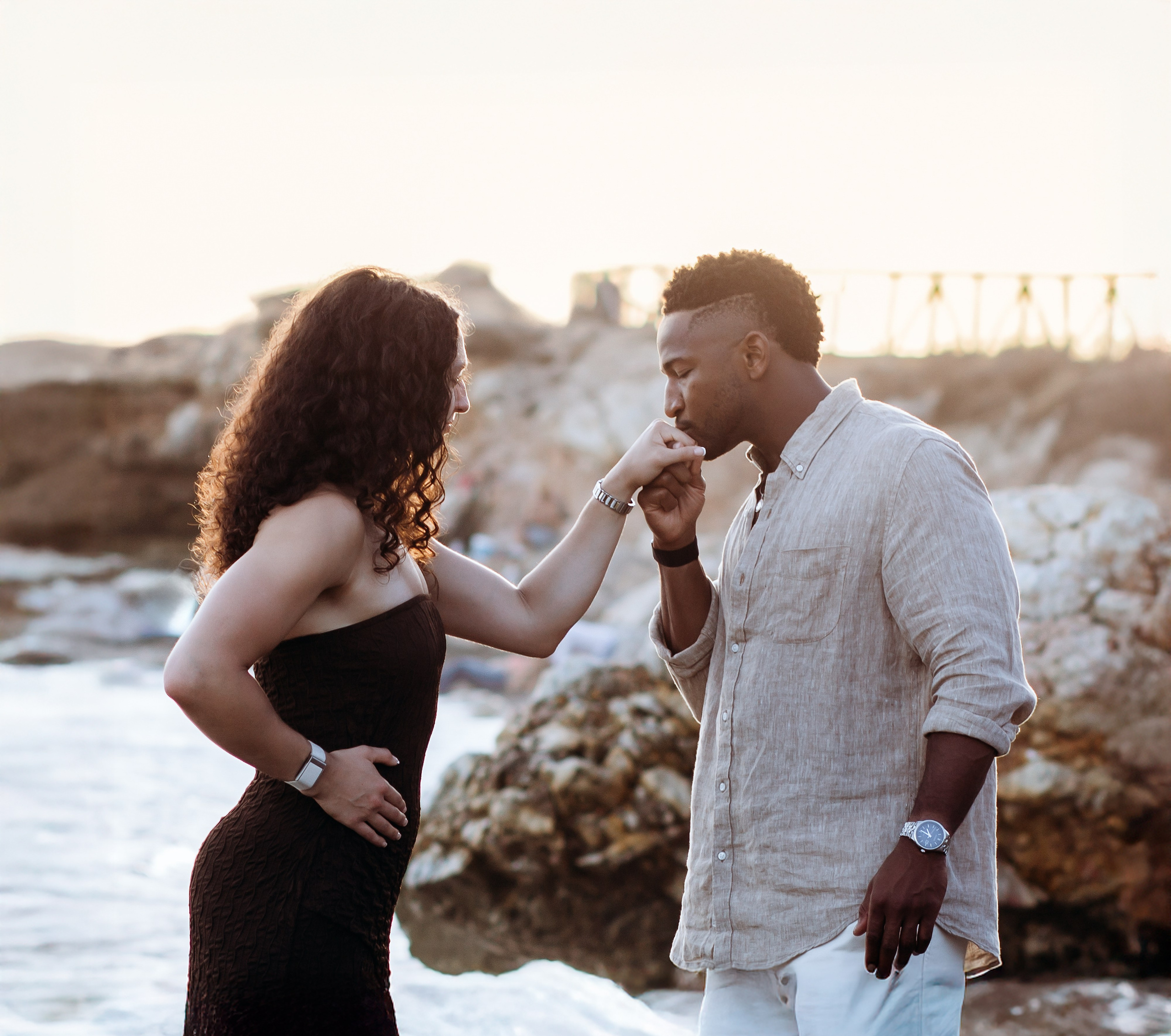 Sesión de fotos romántica de pareja en Valencia, España, capturando un momento íntimo de conexión y amor — perfecto para quienes buscan sesiones naturales y emocionales de historia de amor en Valencia y en toda España.