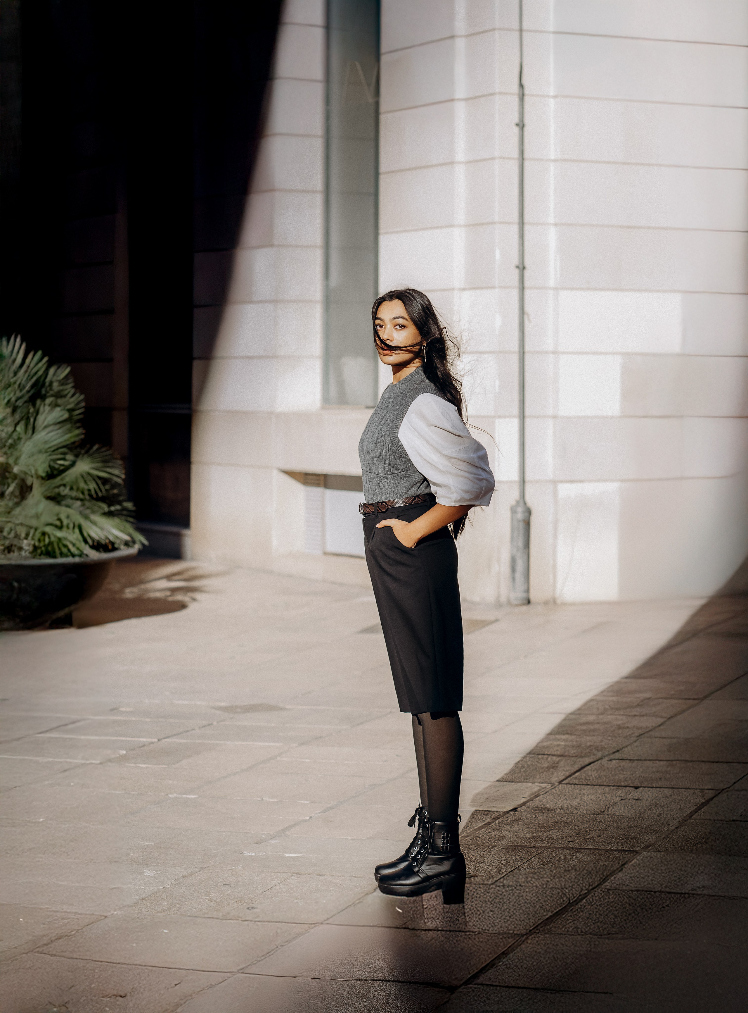 Шикарная женская портретная фотосессия в Валенсии, Испания — уверенная женщина в стильной городской одежде позирует на фоне современной архитектуры. Идеально для клиентов, ищущих элегантную и модную женскую портретную фотосъемку в Валенсии и по всей Испании.