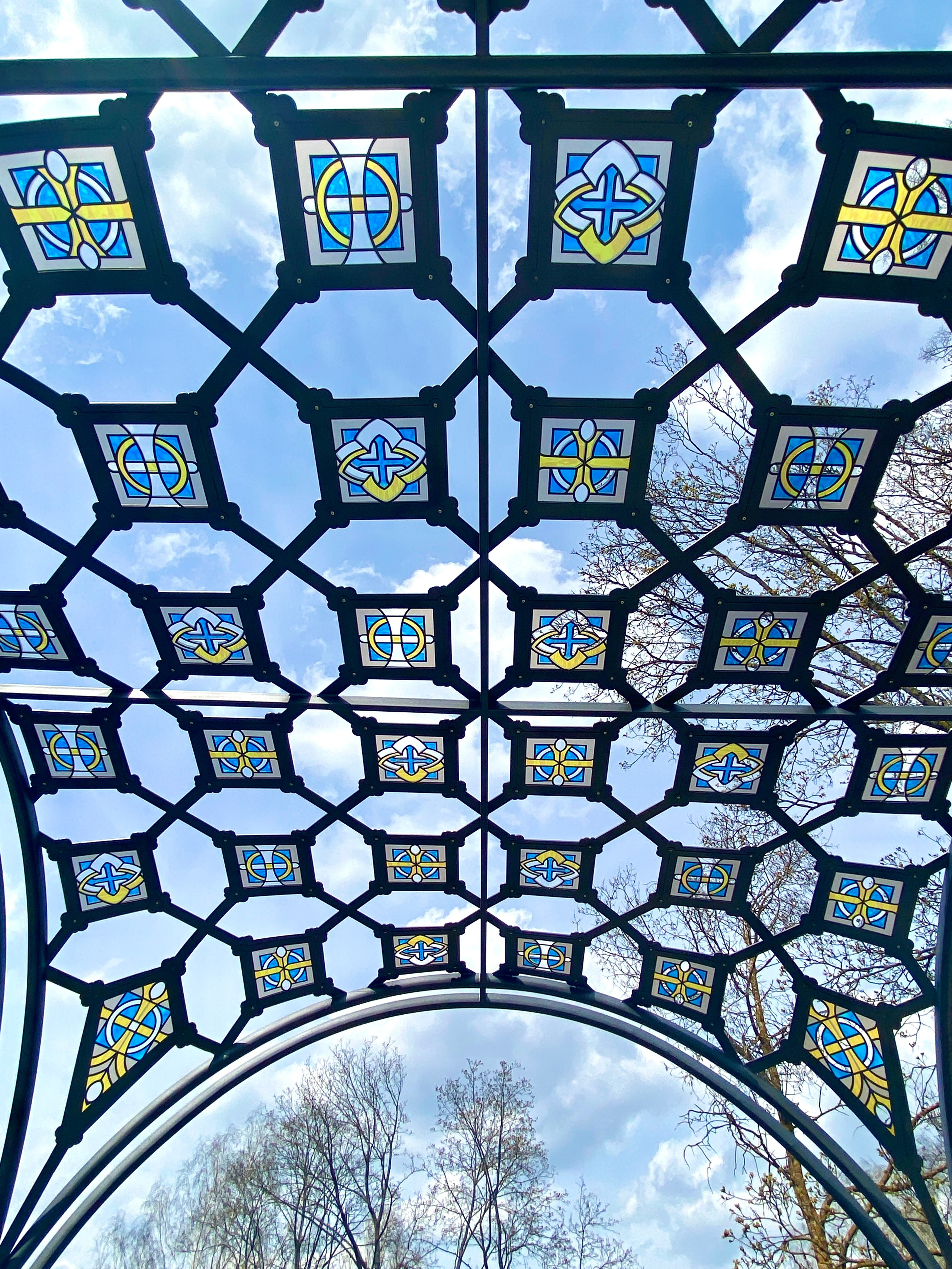 Архитектурная композиция «Красненский некрополь» в д. Красное Минской области. Протоиерей Фёдор Повный - идея и творческая концепция. Мария Тарлецкая - автор проекта и руководитель реализации. Анна Авгуль - витраж.  2020 г. Сталь, витражи, монолитный поликарбонат,  художественная ковка, лазерная резка, сварка. 