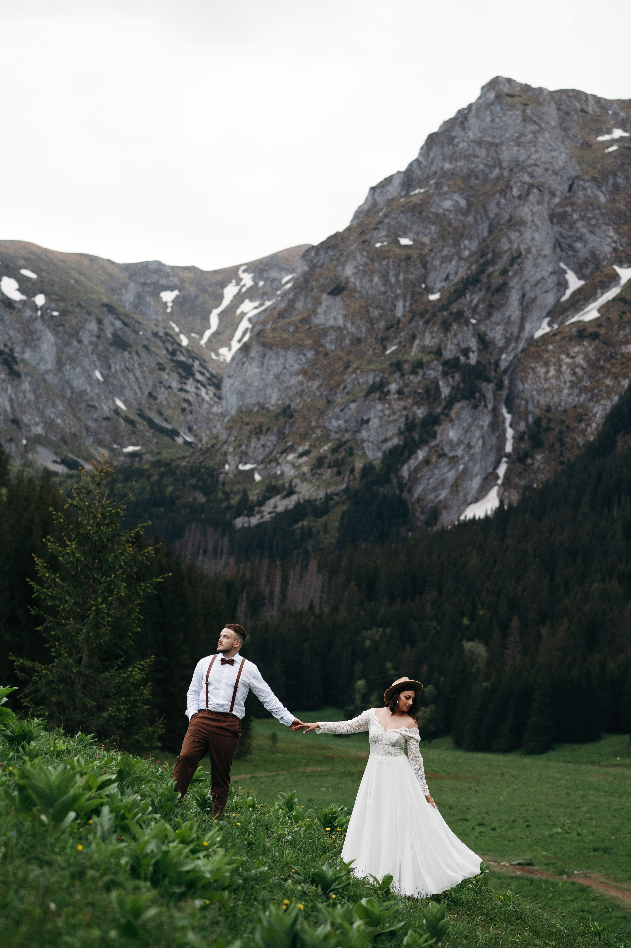 Hochzeitsfotoshooting in den Bergen | Natürliche & Romantische Hochzeitsbilder