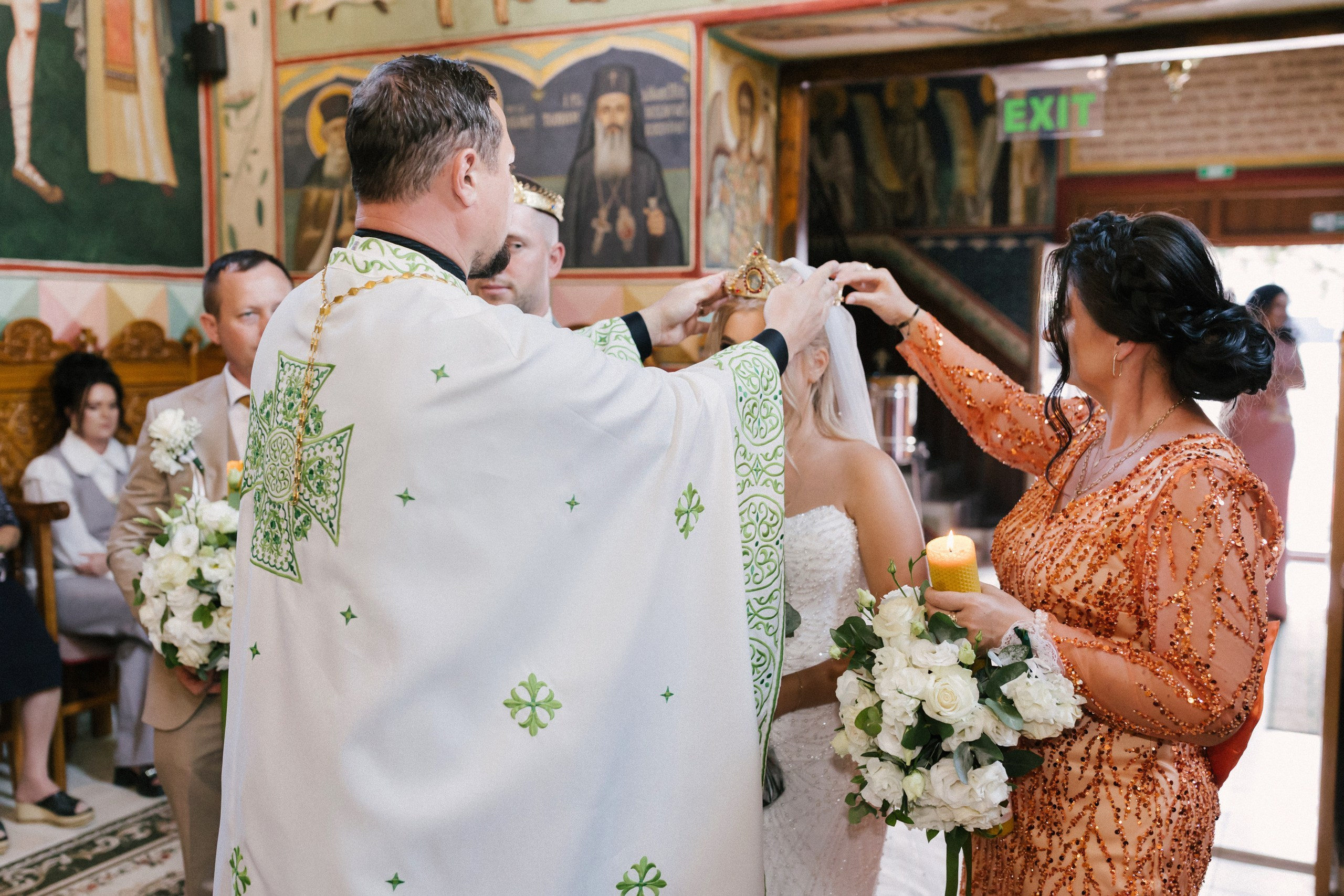 - mireasă Lavinia pregătire casa părintească Hârlău- mire Mihai pregătire Flămânzi cavalerii de onoare- fotograf nuntă Casa Jorovlea- ședință foto miri Mihai și Lavinia- nuntă elegantă Casa Jorovlea- fotografie de nuntă naturală România- domnișoare de onoare pregătire mireasă- emoții nuntă biserică- dansul mirilor Casa Jorovlea* fotograf profesionist nuntă Botoșani Iași* fotografie documentară de nuntă- familie și prieteni la nuntă- nași Mihai și Nicoleta nuntă- portret mireasă în lumină naturală- petrecere nuntă Casa Jorovlea- Nuntă Mihai și Lavinia – momente emoționante din ziua nunții, pregătirile mirilor în Hârlău și Flămânzi, ceremonia religioasă și ședința foto realizată de  AlinoFotoStudio -  Mireasa Lavinia în timpul pregătirilor la Hârlău-  Mihai pregătit de cavalerii de onoare în Flămânzi - Ceremonia religioasă a mirilor Mihai și Lavinia-Ședință foto romantică de nuntă Mihai și Lavinia - Dansul mirilor la petrecerea de nuntă -  fotograf nuntă Iași-  fotograf nuntă Botoșani- wedding photography Romania- AlinoFotoStudio - AlinoFotoStudio - Alin Chirilă fotograf - fotograf Botoșani - fotograf Iași - fotograf Hârlău - fotograf Bacău - fotograf Suceava - fotograf București - fotograf Neamț - servicii foto video - fotograf evenimente - fotograf nuntă - fotograf botez - wedding photographer Romania - ședință foto nuntă - fotografie de eveniment - wedding photography - fotografie profesională - fotograf profesionist România- povestitor prin fotografie, servicii foto - video -profesionale