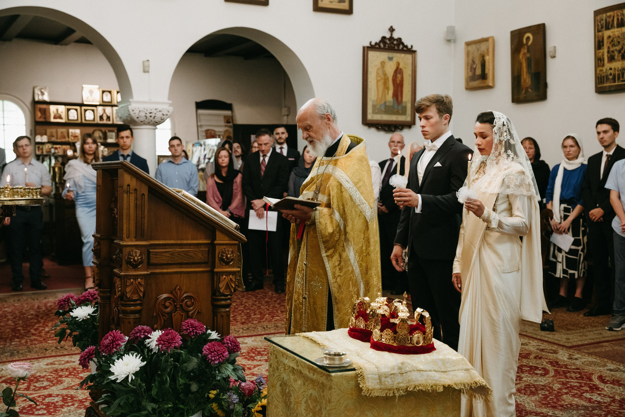 Orthodoxer Priester liest Gebete während der Trauung in der Auferstehungskathedrale in Berlin-Wilmersdorf