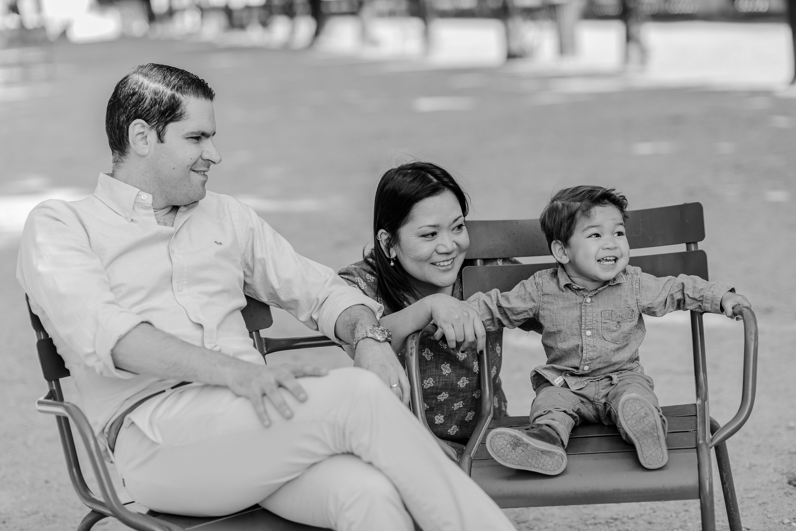 Chic family portraits in Palais Royal and Louvre area. Ksenia Marchand/ Lifestyle photographer in Paris