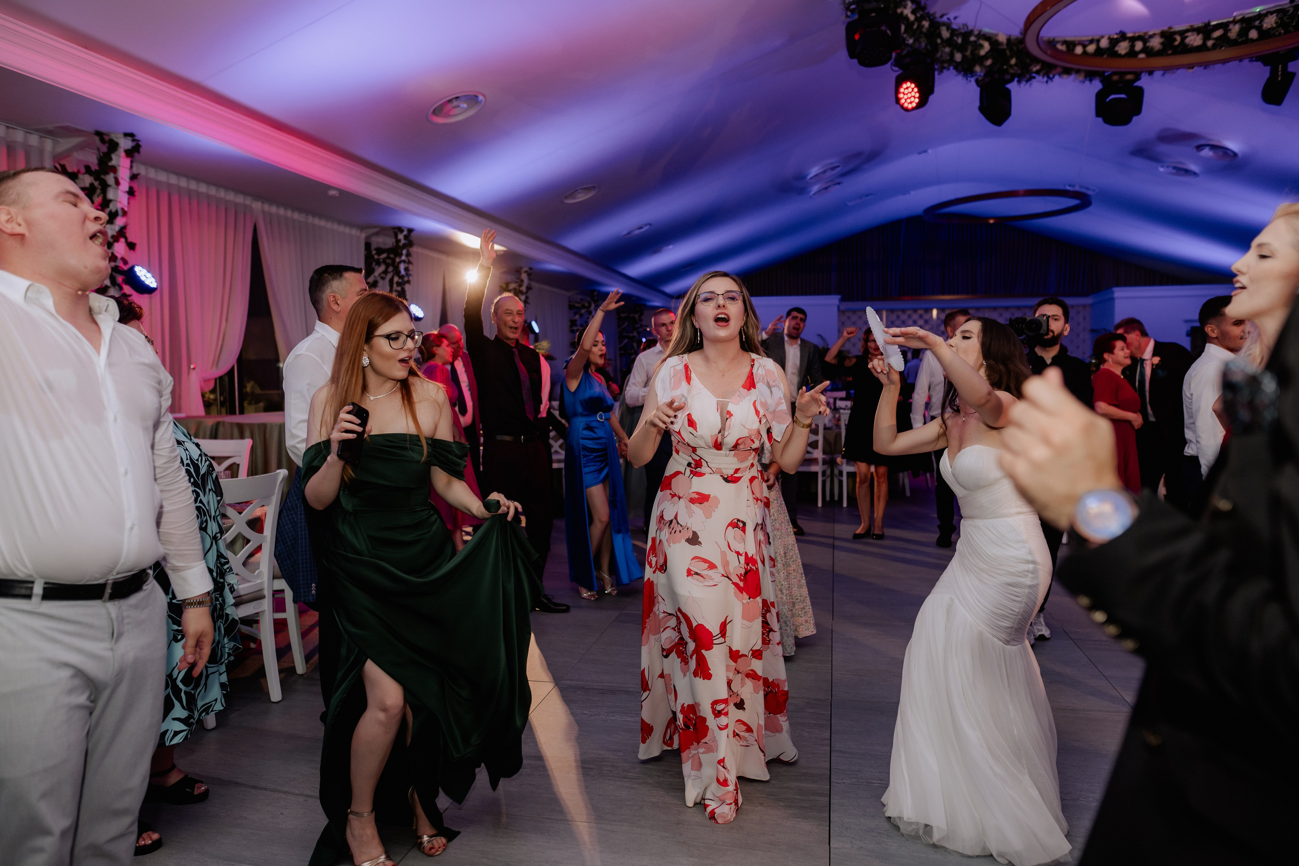 Cununie civila in aer liber , artificii de zi colorate , decor nunta , nunta la Hotel Traian. Proud Vision Weddings | Wedding Photography & Film — Servicii profesionale Foto Video Nunta Iasi