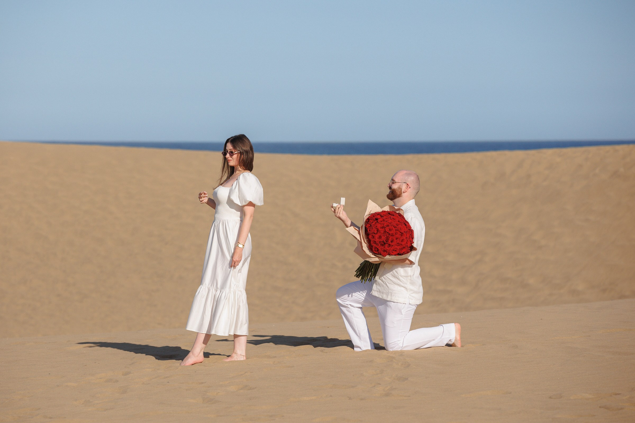 Man proposing to his partner on Maspalomas dunes, marriage proposal Gran Canaria