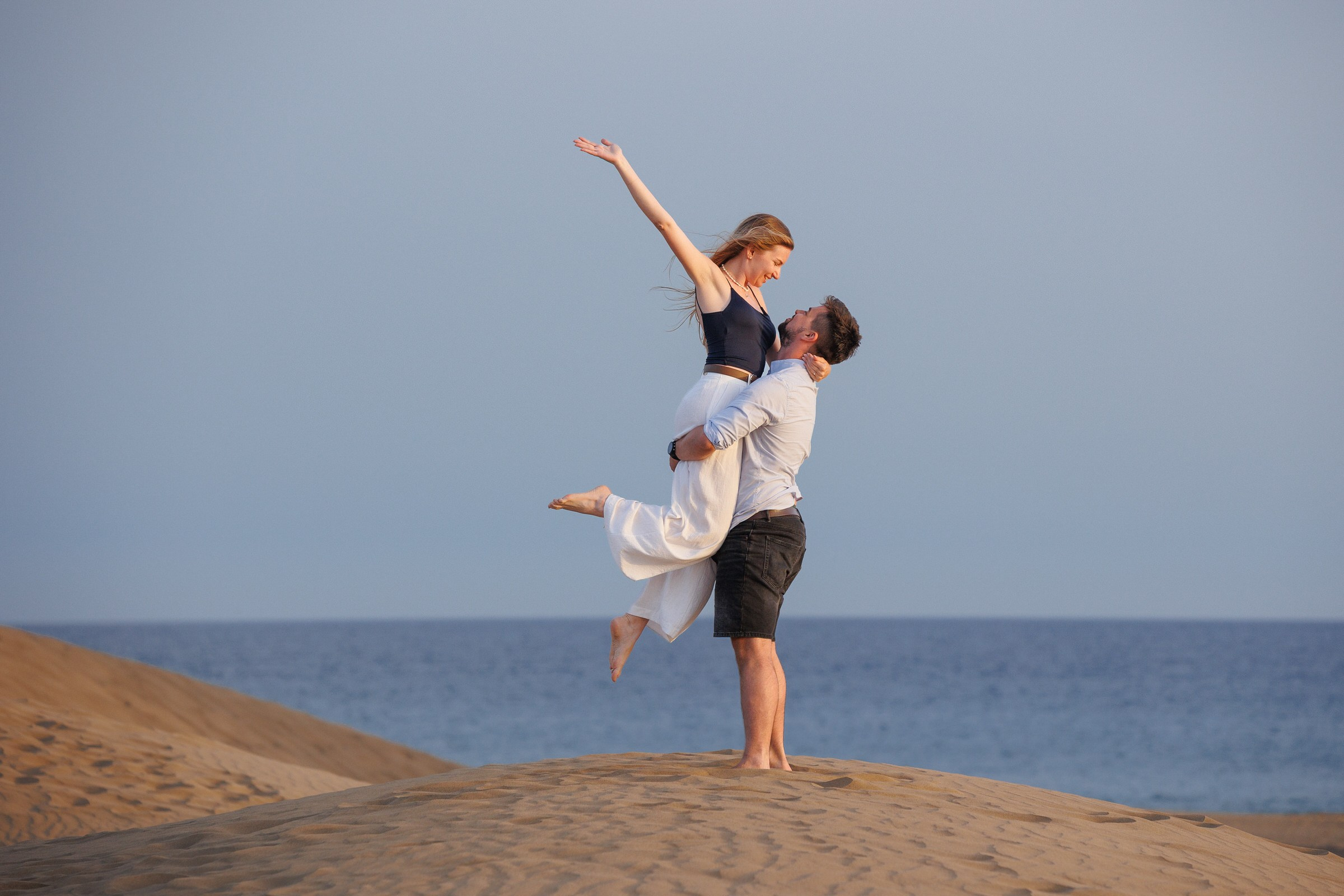 Couple celebrating a marriage proposal on Maspalomas dunes, Gran Canaria
