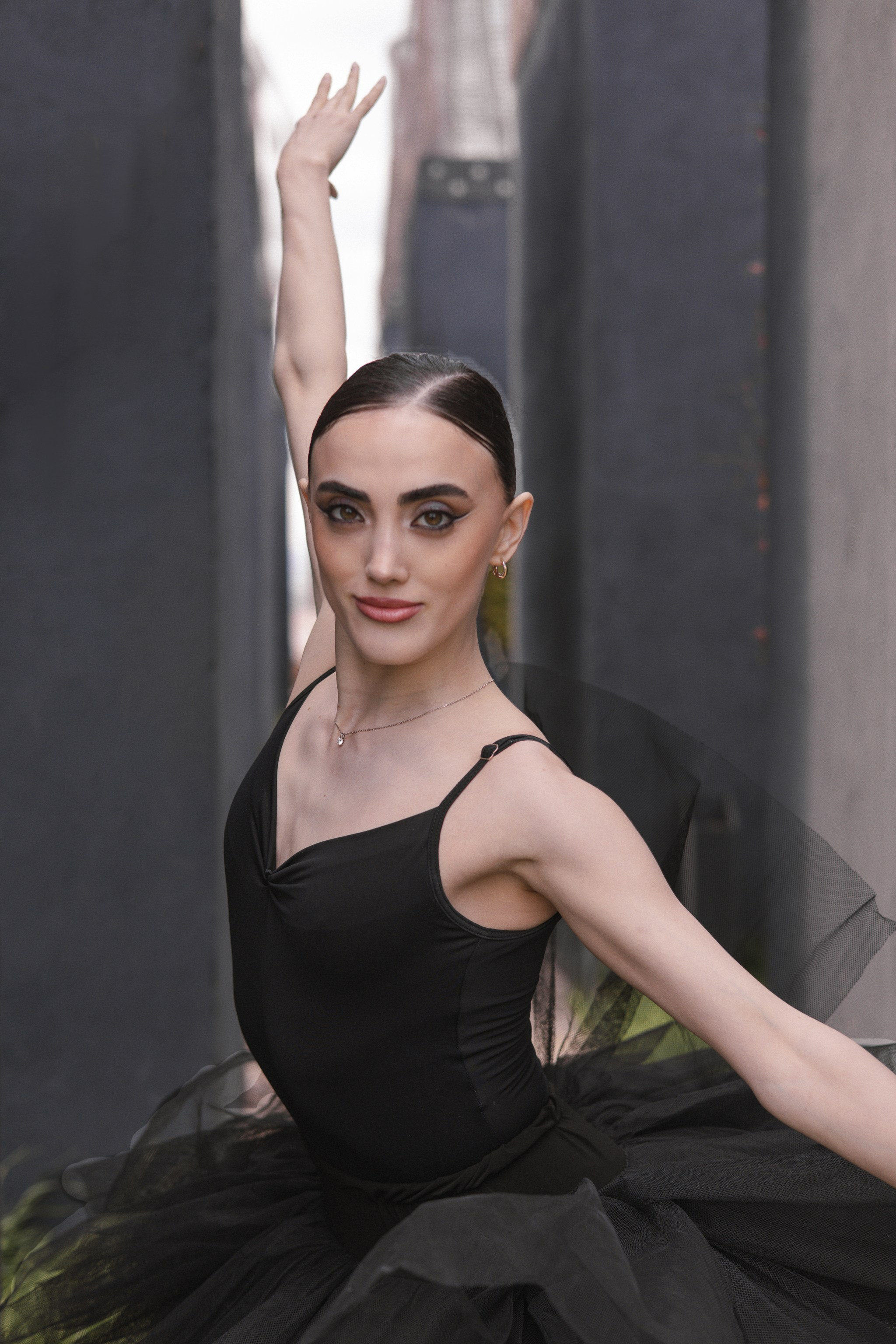 portrait fine art danseuse classique tutu noir architecture urbaine photographe Nantes Ani Torosyan